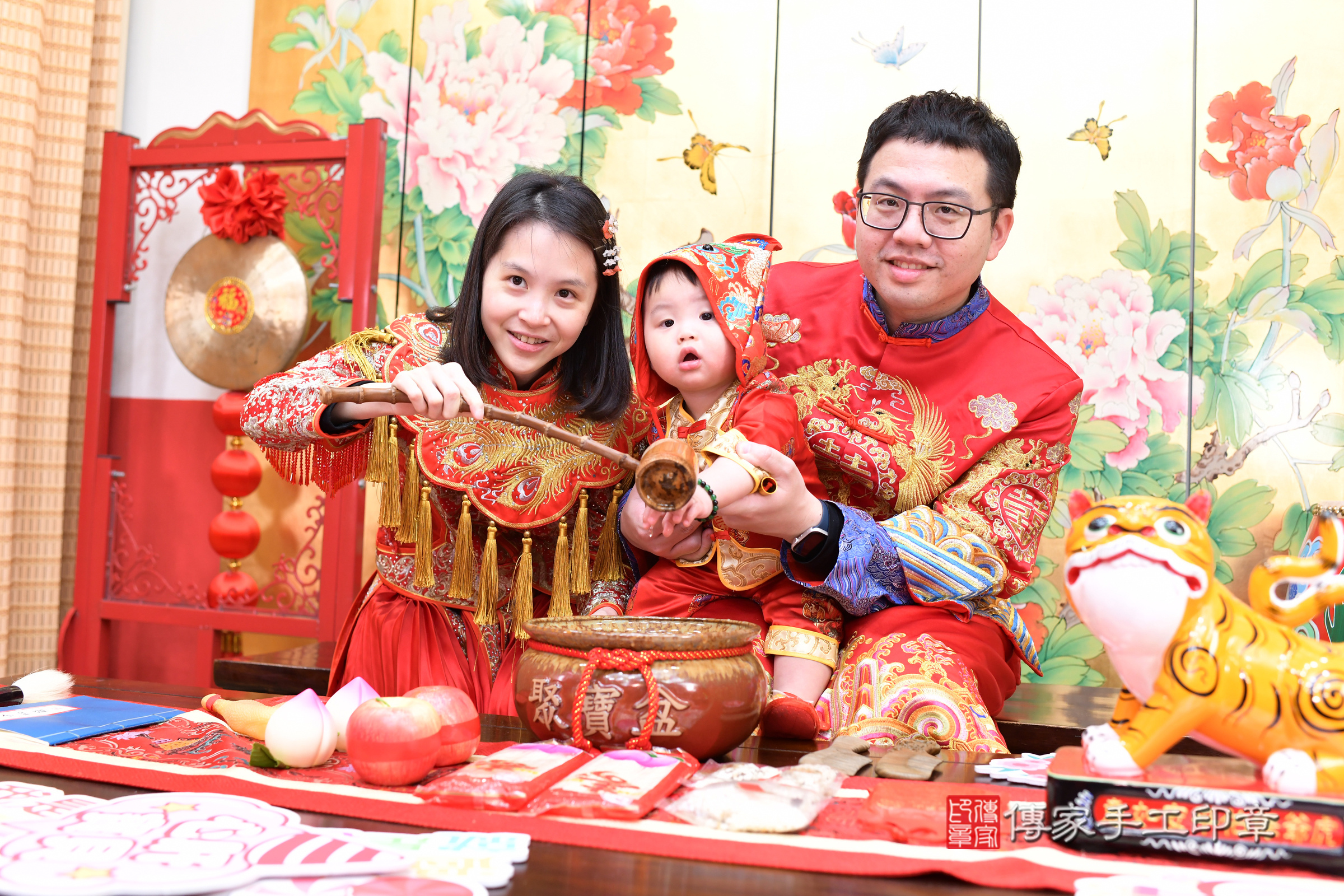 台北市大同區安安寶寶抓周推薦：傳家台北店抓周度脺中國風會場，嬰兒古禮抓周流程儀式吉祥話、抓周道具物品24種、拍照。抓周證書。2025.1.11，照片14