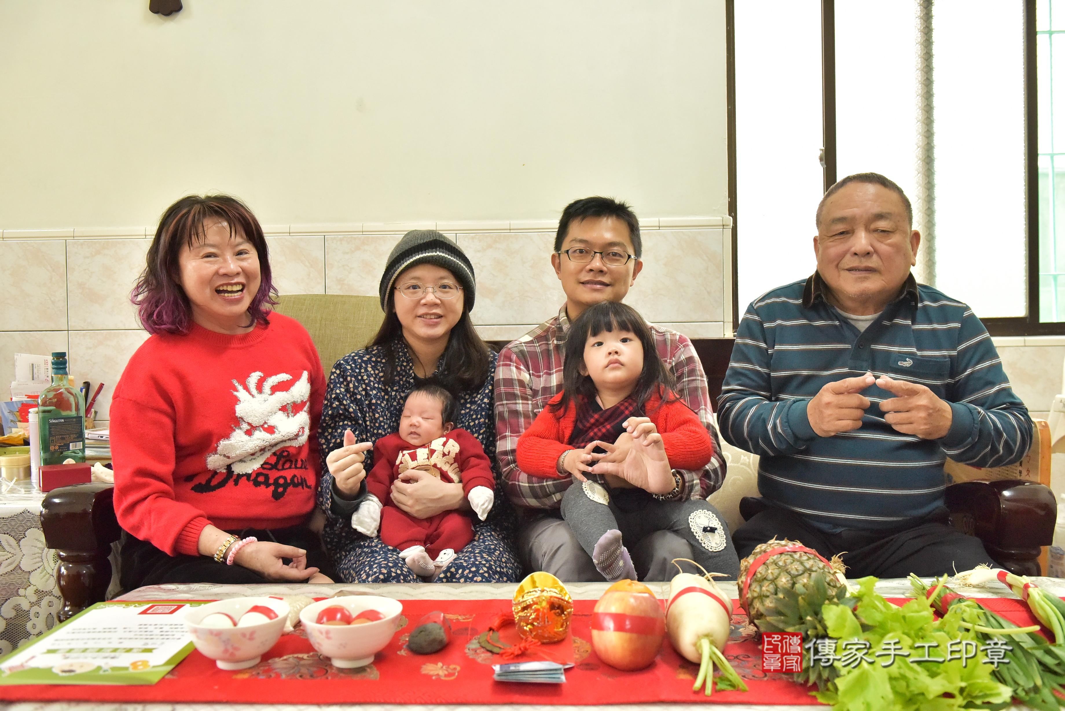 傳家手工印章高雄店、抓周、度脺、中國風會場、傳家嬰兒古禮、吉祥話、抓周道具物品24種、拍照。抓周證書。寶寶抓周、滿周歲、生日快樂、祝福