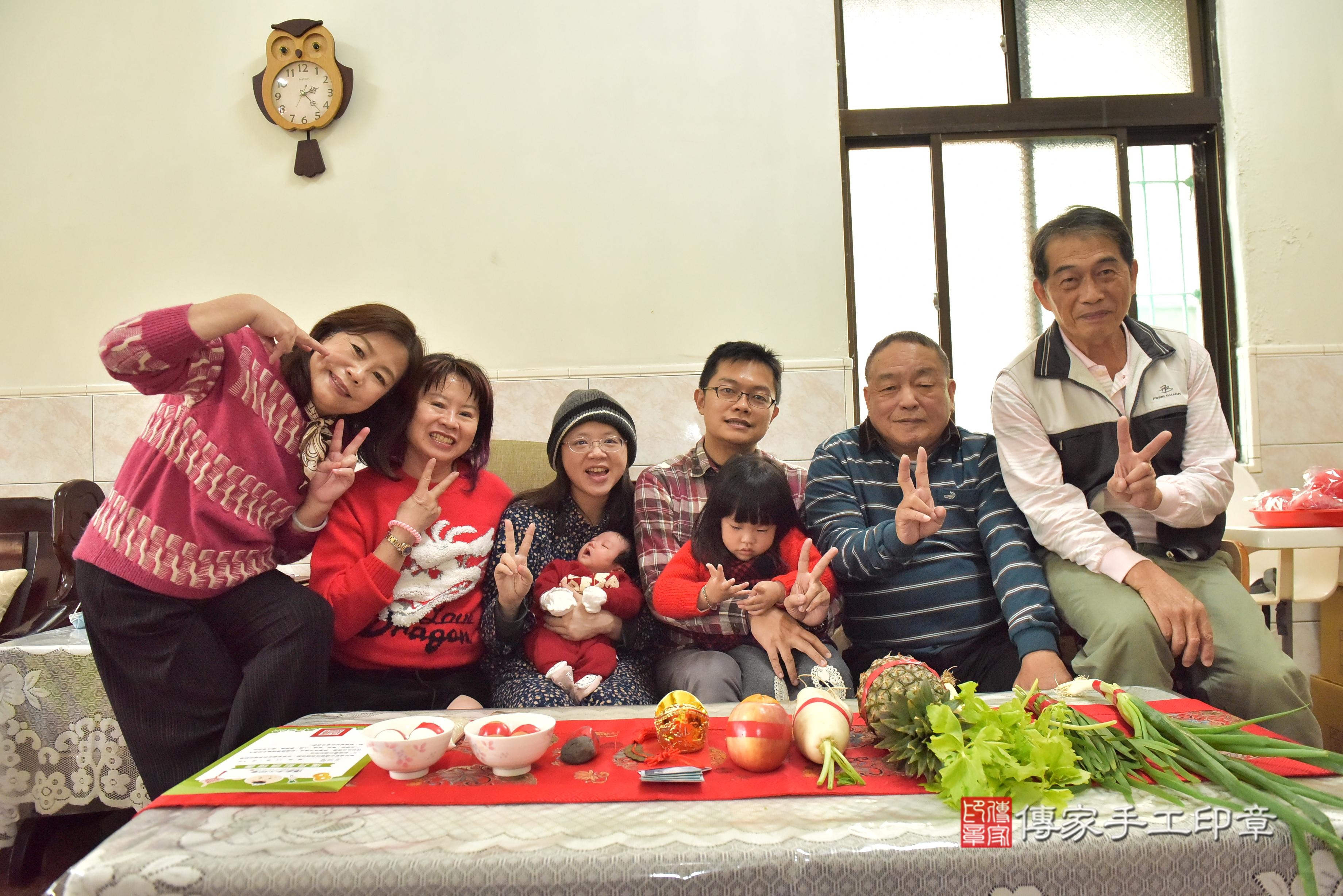 傳家手工印章高雄店、抓周、度脺、中國風會場、傳家嬰兒古禮、吉祥話、抓周道具物品24種、拍照。抓周證書。寶寶抓周、滿周歲、生日快樂、祝福