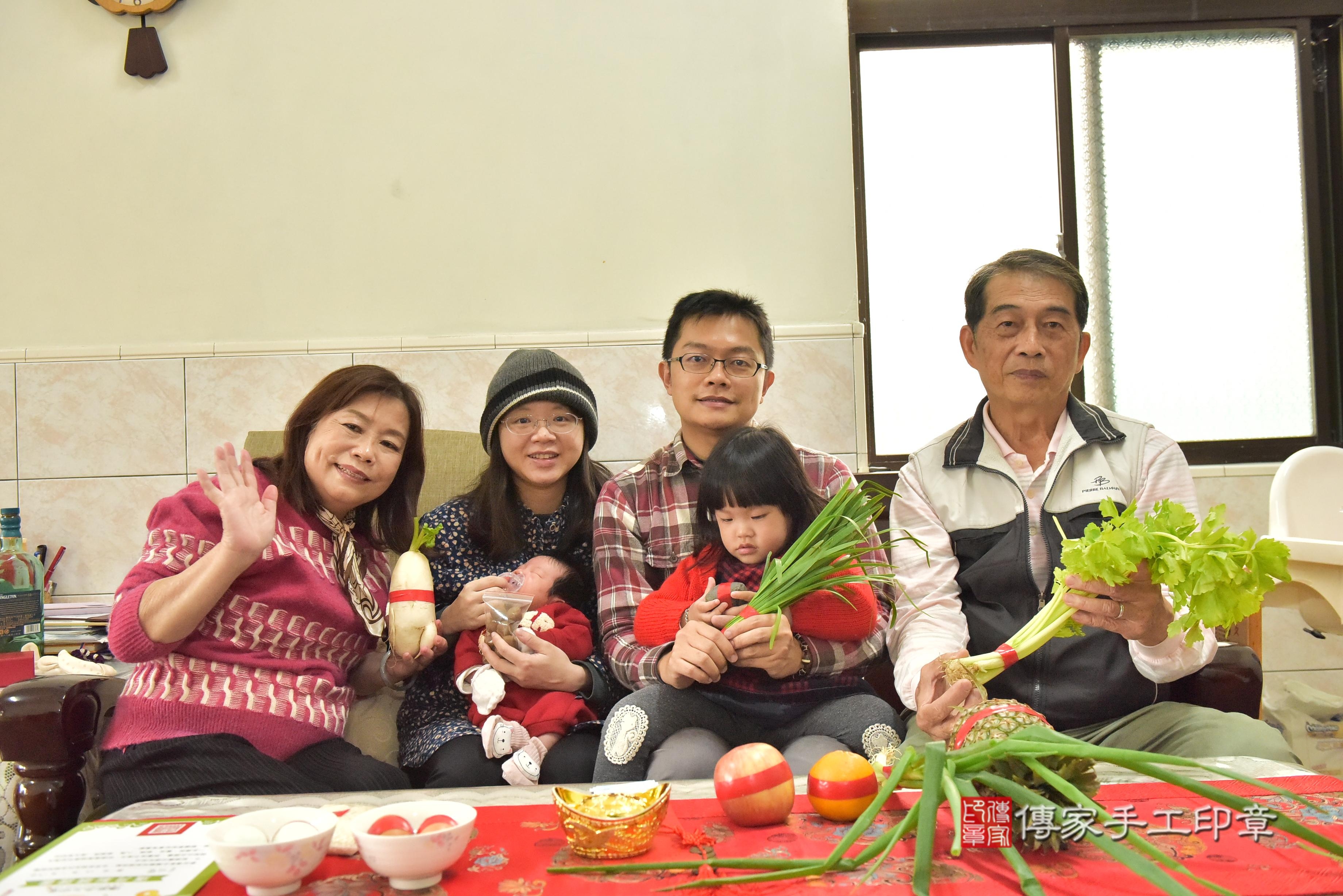 傳家手工印章高雄店、抓周、度脺、中國風會場、傳家嬰兒古禮、吉祥話、抓周道具物品24種、拍照。抓周證書。寶寶抓周、滿周歲、生日快樂、祝福