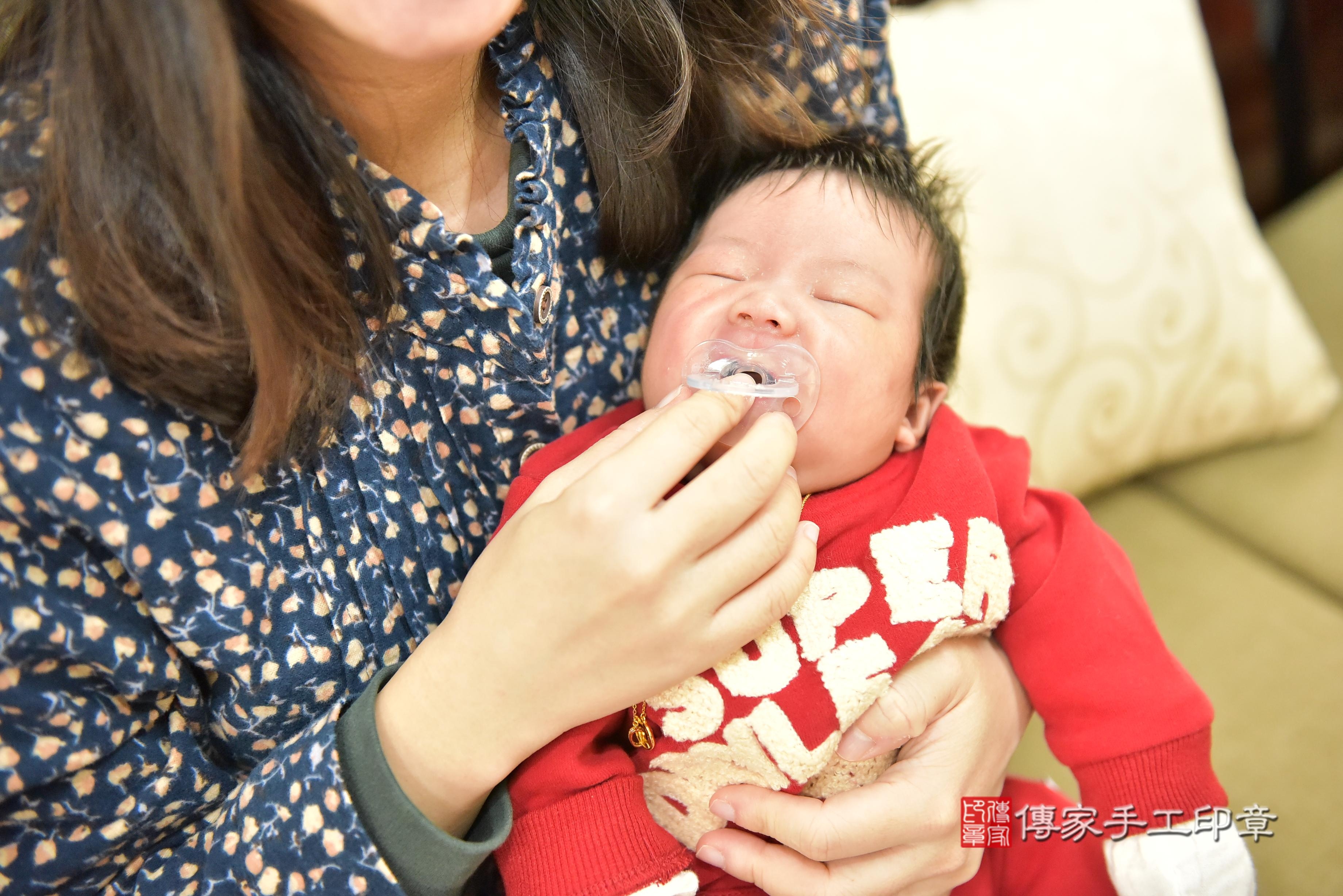 傳家手工印章高雄店、抓周、度脺、中國風會場、傳家嬰兒古禮、吉祥話、抓周道具物品24種、拍照。抓周證書。寶寶抓周、滿周歲、生日快樂、祝福