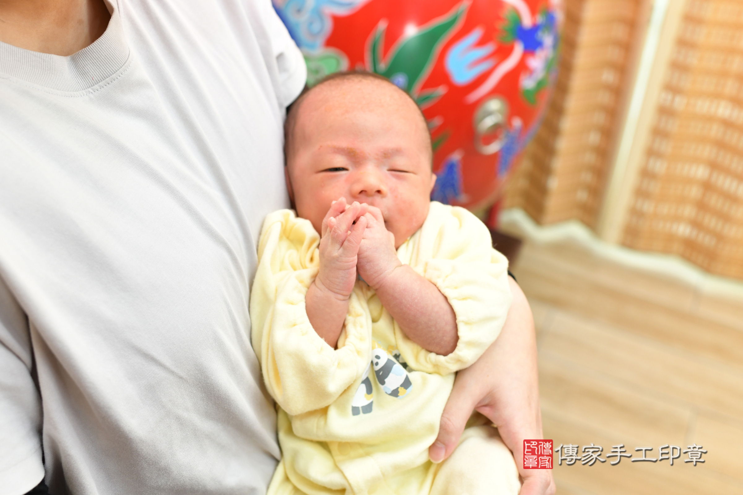 小朔寶寶(台北市大同區嬰兒寶寶滿月剃頭理髮、嬰兒剃胎毛儀式吉祥話)。中國風會場，爸媽寶貝穿「日中韓」古裝禮服。專業拍照、證書。★購買「臍帶章、肚臍章、胎毛筆刷印章」贈送：剃頭、收涎、抓周，三選一。2025.1.13，照片6