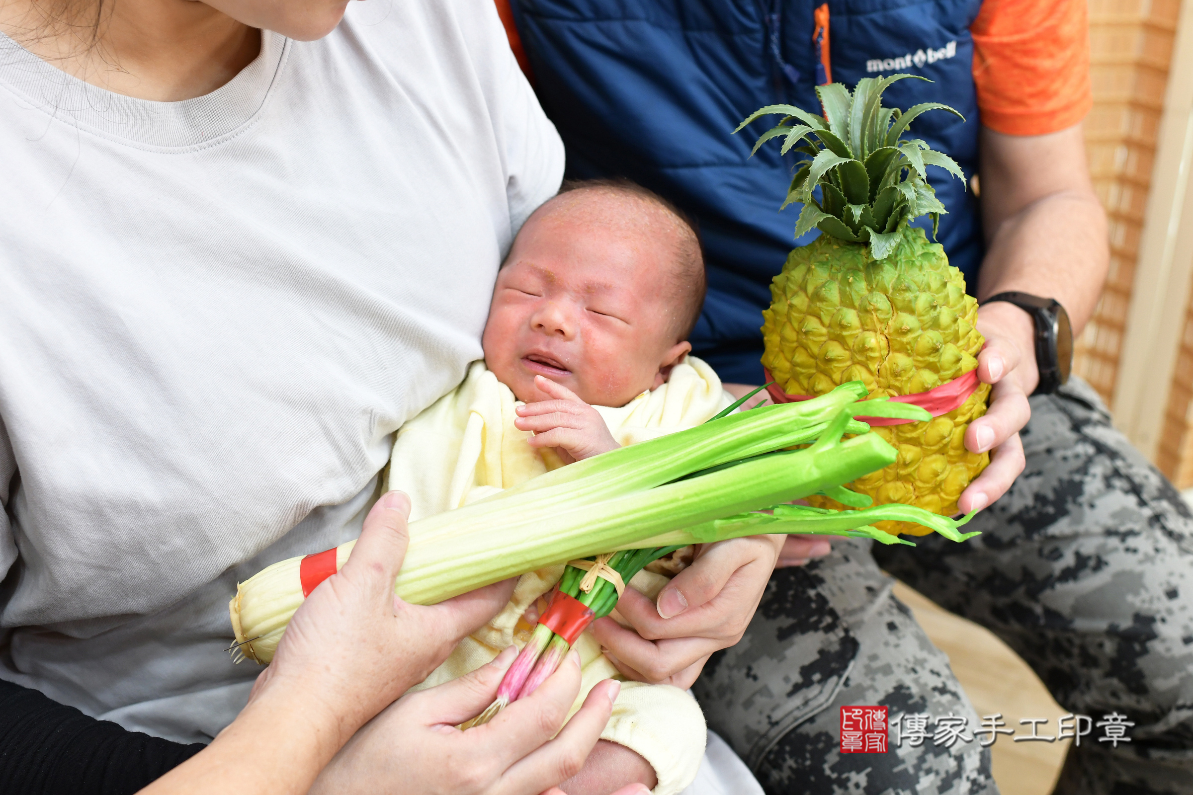 小朔寶寶(台北市大同區嬰兒寶寶滿月剃頭理髮、嬰兒剃胎毛儀式吉祥話)。中國風會場，爸媽寶貝穿「日中韓」古裝禮服。專業拍照、證書。★購買「臍帶章、肚臍章、胎毛筆刷印章」贈送：剃頭、收涎、抓周，三選一。2025.1.13，照片15