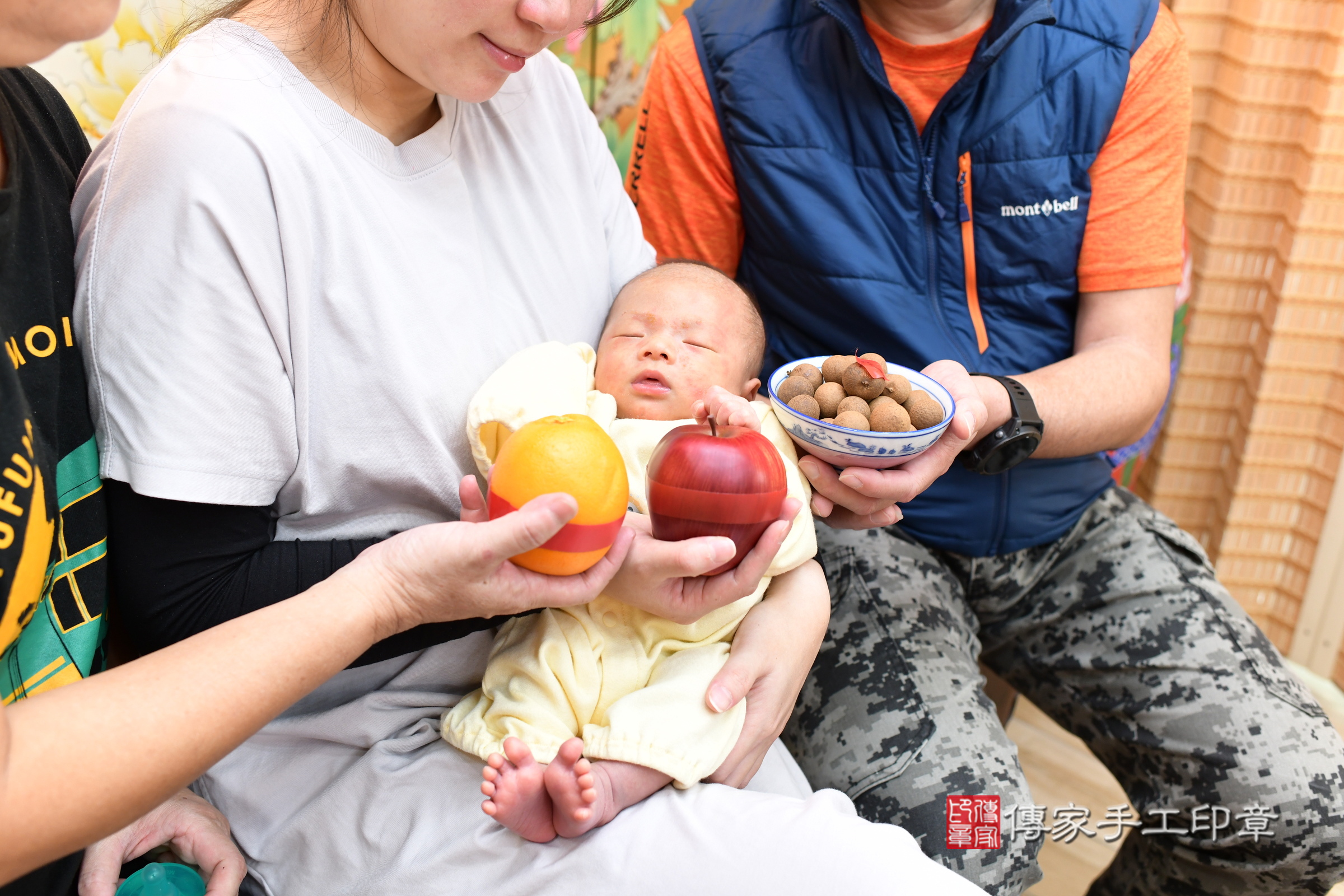 小朔寶寶(台北市大同區嬰兒寶寶滿月剃頭理髮、嬰兒剃胎毛儀式吉祥話)。中國風會場，爸媽寶貝穿「日中韓」古裝禮服。專業拍照、證書。★購買「臍帶章、肚臍章、胎毛筆刷印章」贈送：剃頭、收涎、抓周，三選一。2025.1.13，照片11