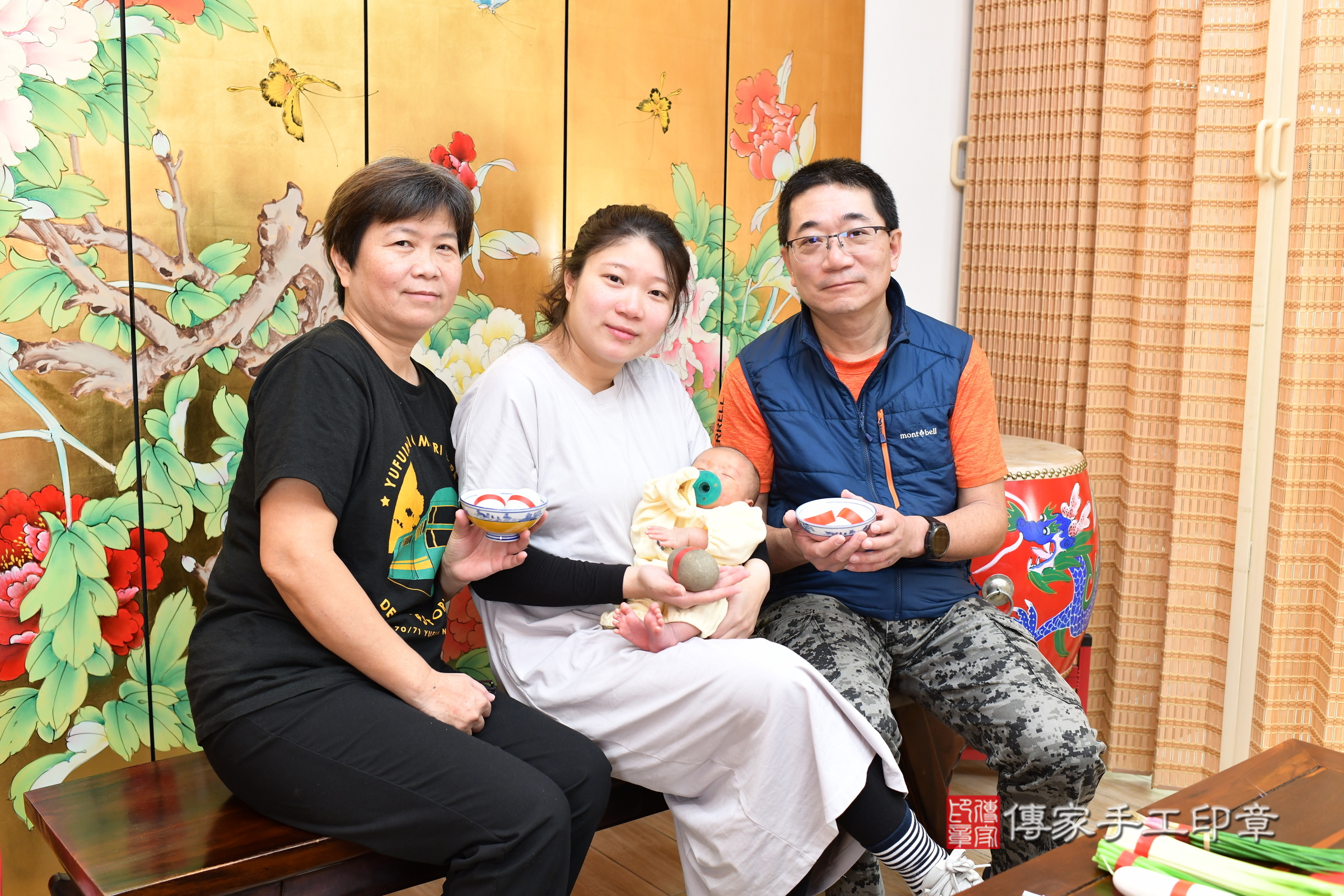 小朔寶寶(台北市大同區嬰兒寶寶滿月剃頭理髮、嬰兒剃胎毛儀式吉祥話)。中國風會場，爸媽寶貝穿「日中韓」古裝禮服。專業拍照、證書。★購買「臍帶章、肚臍章、胎毛筆刷印章」贈送：剃頭、收涎、抓周，三選一。2025.1.13，照片8