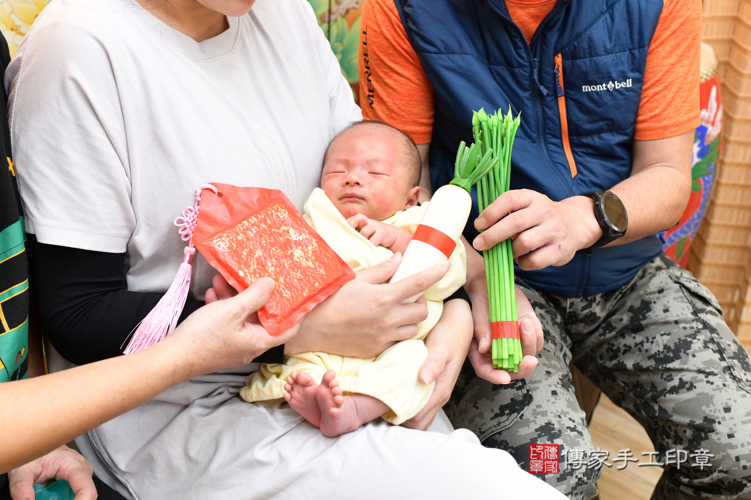 小朔寶寶(台北市大同區嬰兒寶寶滿月剃頭理髮、嬰兒剃胎毛儀式吉祥話)。中國風會場，爸媽寶貝穿「日中韓」古裝禮服。專業拍照、證書。★購買「臍帶章、肚臍章、胎毛筆刷印章」贈送：剃頭、收涎、抓周，三選一。2025.1.13，照片13