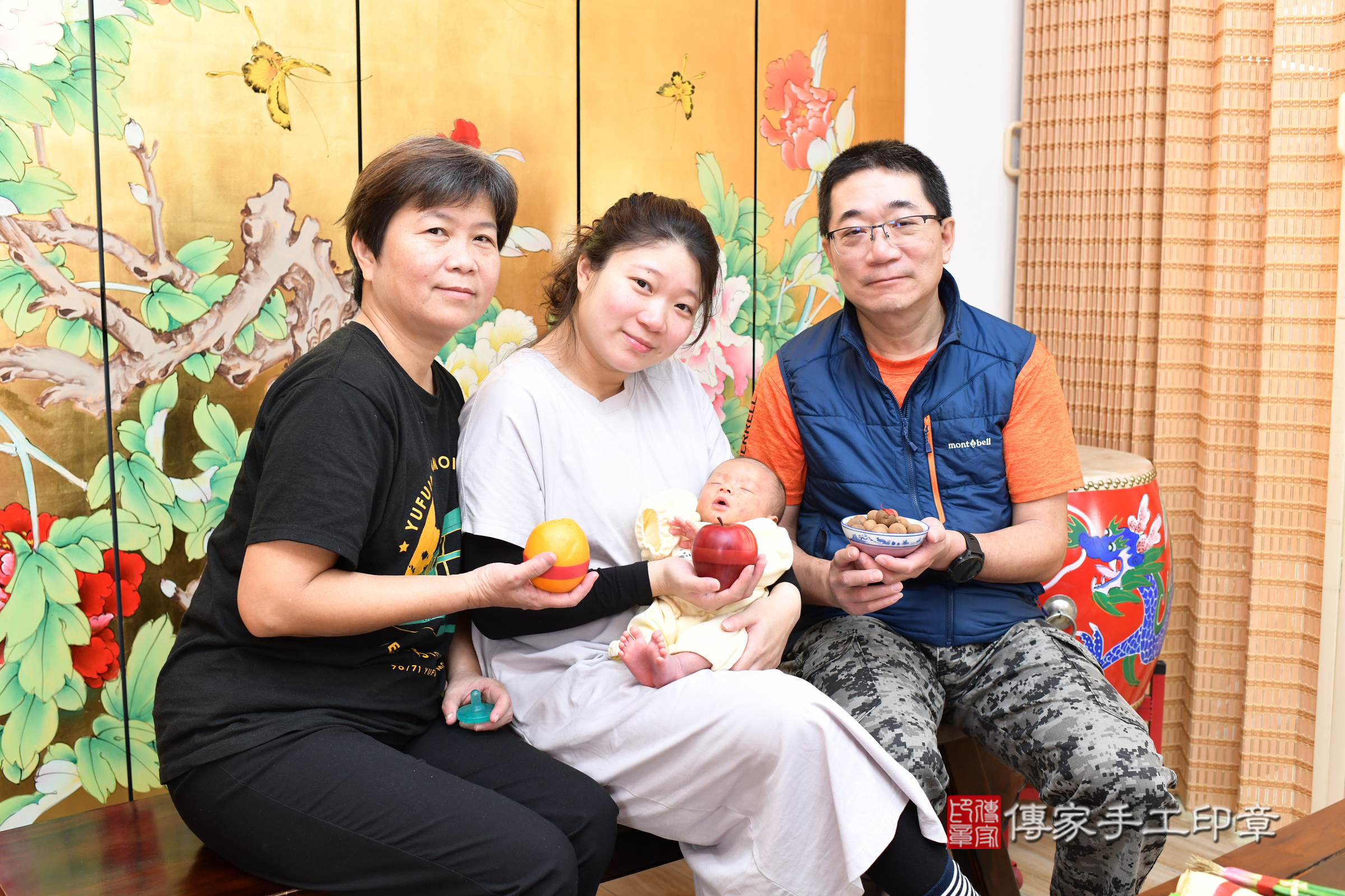 小朔寶寶(台北市大同區嬰兒寶寶滿月剃頭理髮、嬰兒剃胎毛儀式吉祥話)。中國風會場，爸媽寶貝穿「日中韓」古裝禮服。專業拍照、證書。★購買「臍帶章、肚臍章、胎毛筆刷印章」贈送：剃頭、收涎、抓周，三選一。2025.1.13，照片10