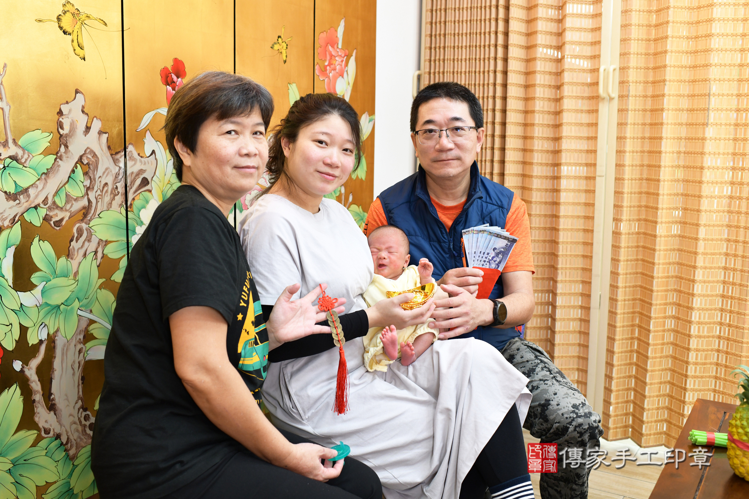 小朔寶寶(台北市大同區嬰兒寶寶滿月剃頭理髮、嬰兒剃胎毛儀式吉祥話)。中國風會場，爸媽寶貝穿「日中韓」古裝禮服。專業拍照、證書。★購買「臍帶章、肚臍章、胎毛筆刷印章」贈送：剃頭、收涎、抓周，三選一。2025.1.13，照片16