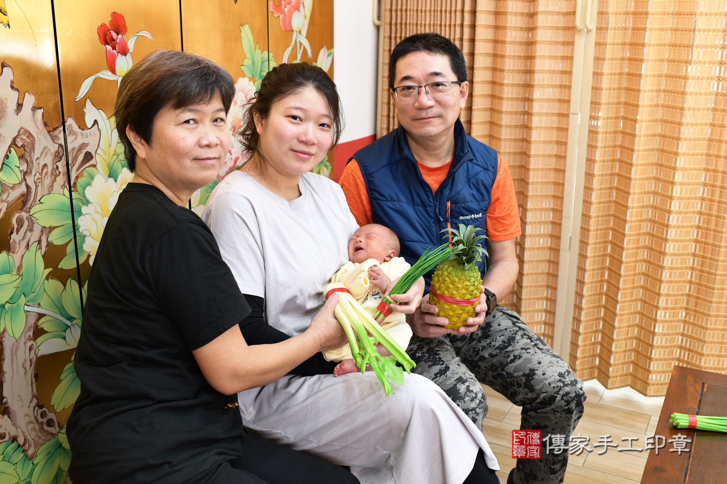 小朔寶寶(台北市大同區嬰兒寶寶滿月剃頭理髮、嬰兒剃胎毛儀式吉祥話)。中國風會場，爸媽寶貝穿「日中韓」古裝禮服。專業拍照、證書。★購買「臍帶章、肚臍章、胎毛筆刷印章」贈送：剃頭、收涎、抓周，三選一。2025.1.13，照片14