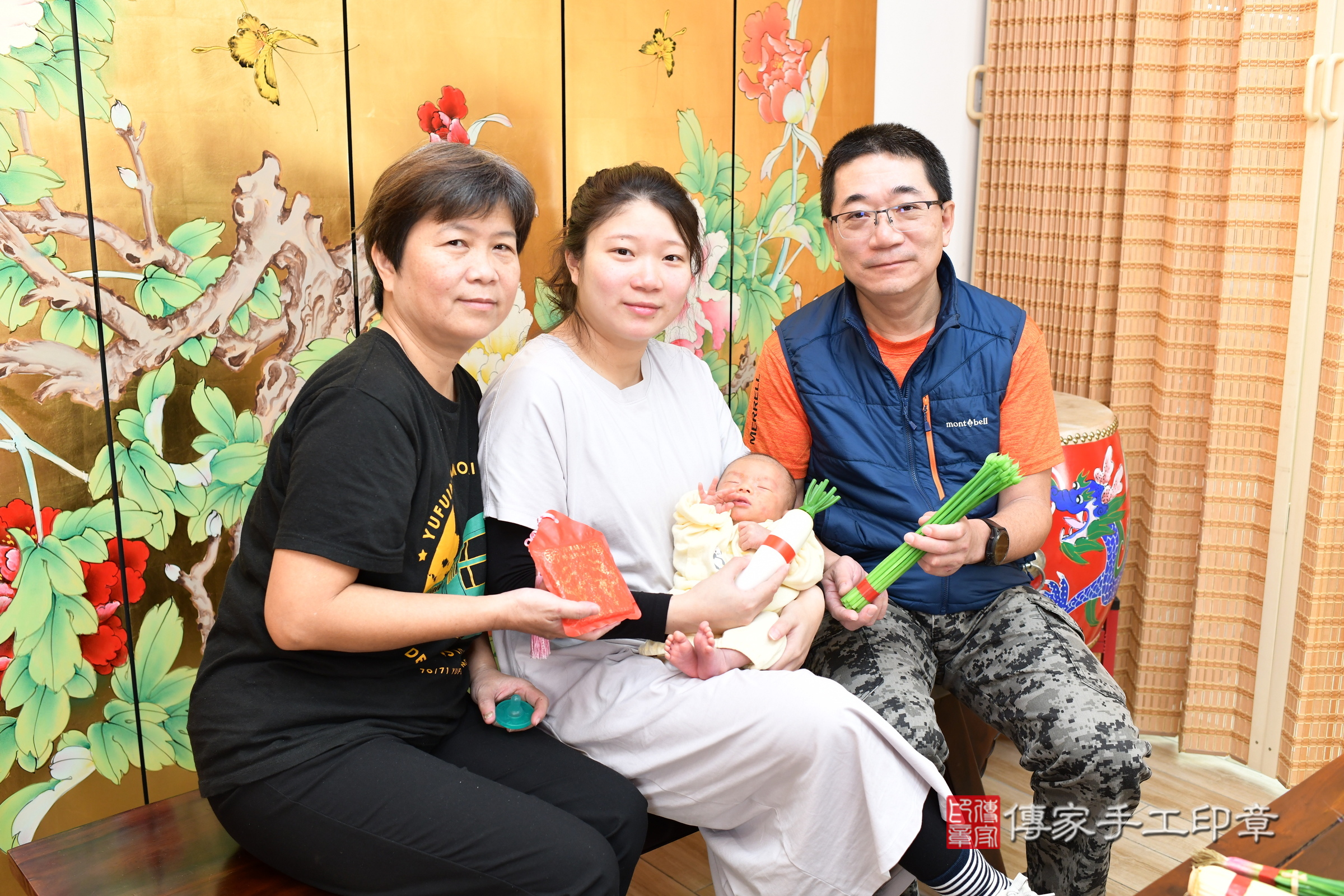 小朔寶寶(台北市大同區嬰兒寶寶滿月剃頭理髮、嬰兒剃胎毛儀式吉祥話)。中國風會場，爸媽寶貝穿「日中韓」古裝禮服。專業拍照、證書。★購買「臍帶章、肚臍章、胎毛筆刷印章」贈送：剃頭、收涎、抓周，三選一。2025.1.13，照片12