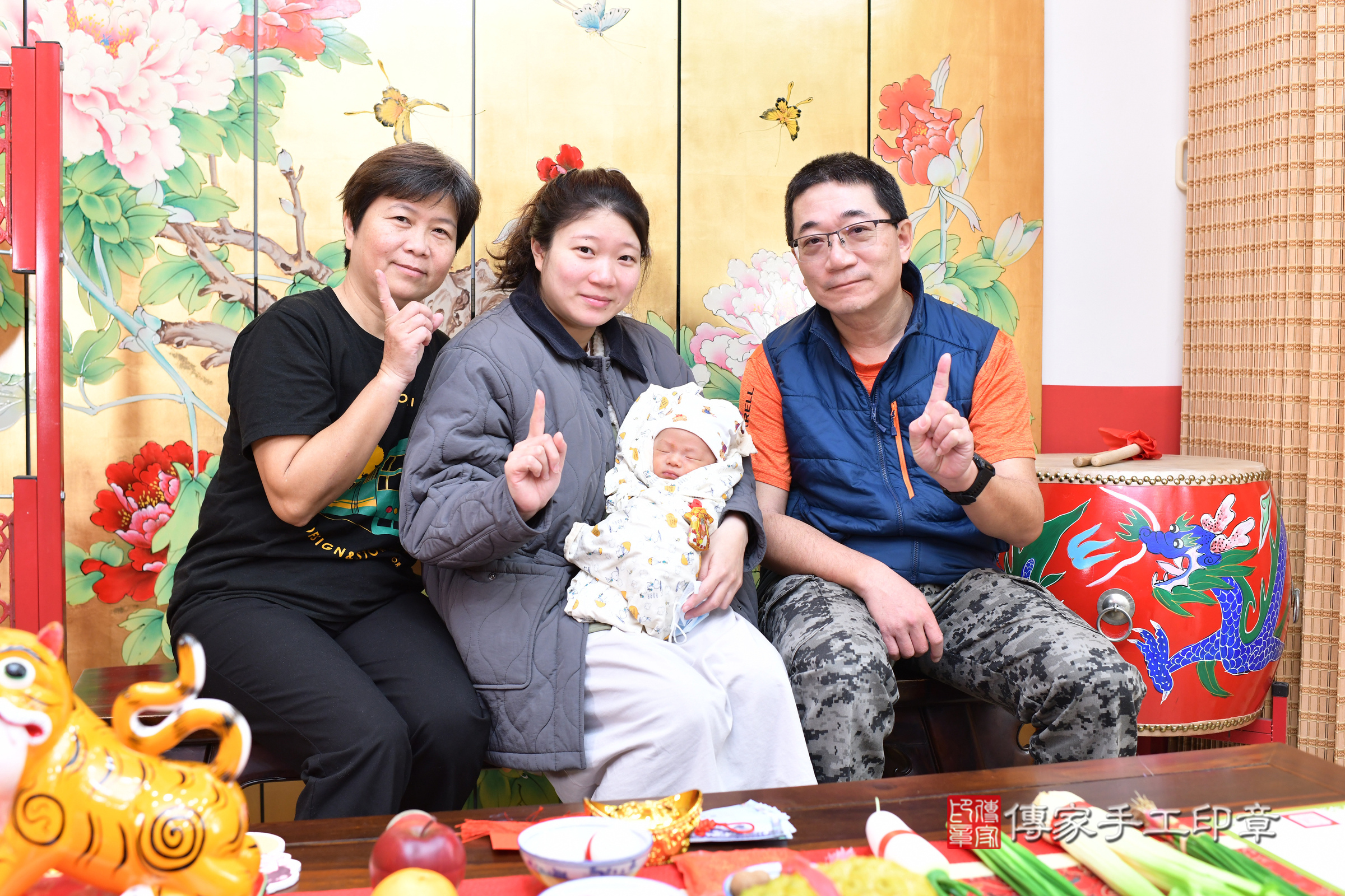 小朔寶寶(台北市大同區嬰兒寶寶滿月剃頭理髮、嬰兒剃胎毛儀式吉祥話)。中國風會場，爸媽寶貝穿「日中韓」古裝禮服。專業拍照、證書。★購買「臍帶章、肚臍章、胎毛筆刷印章」贈送：剃頭、收涎、抓周，三選一。2025.1.13，照片3