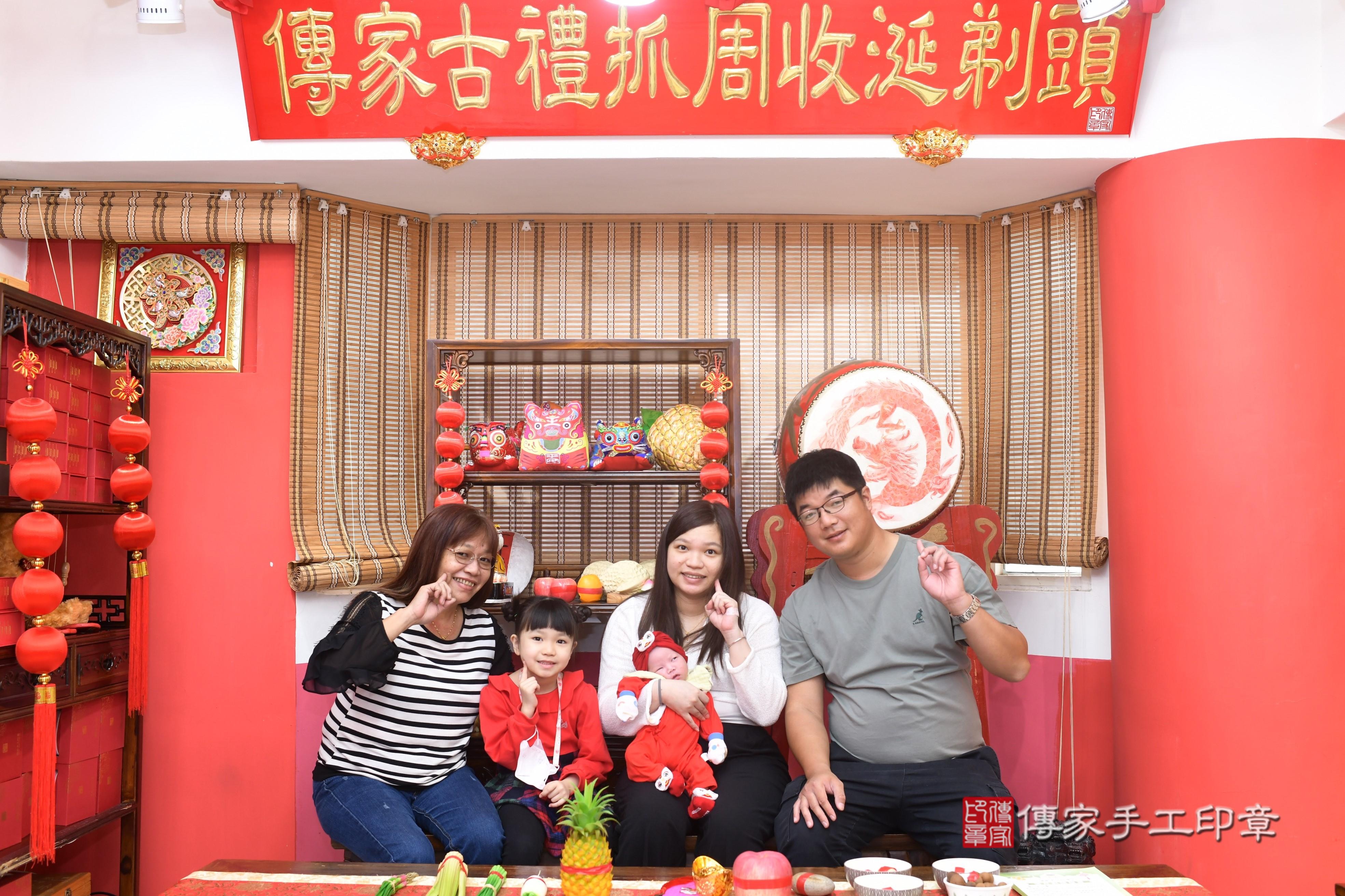 傳家手工印章高雄店、抓周、度脺、中國風會場、傳家嬰兒古禮、吉祥話、抓周道具物品24種、拍照。抓周證書。寶寶抓周、滿周歲、生日快樂、祝福
