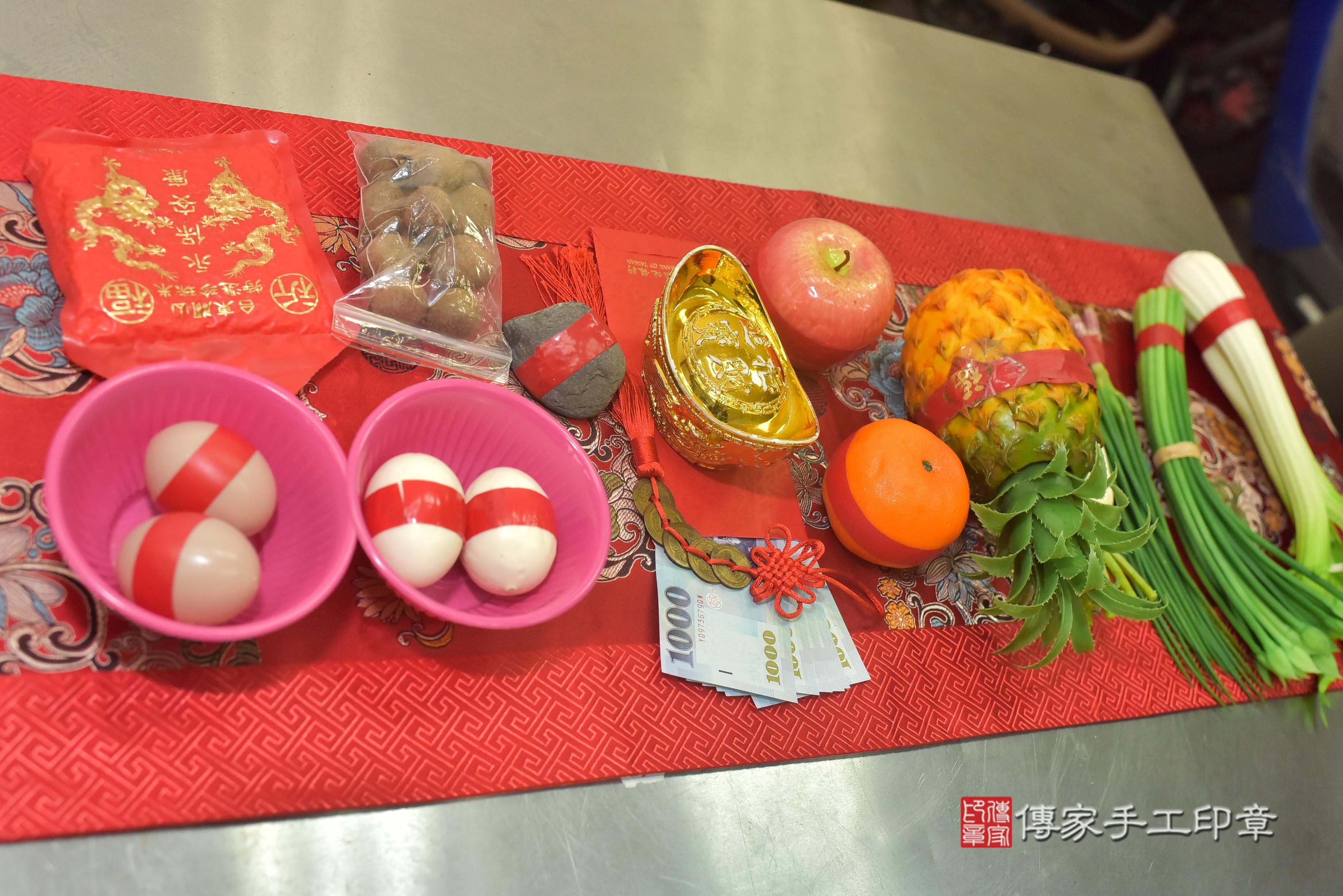 傳家手工印章高雄店、抓周、度脺、中國風會場、傳家嬰兒古禮、吉祥話、抓周道具物品24種、拍照。抓周證書。寶寶抓周、滿周歲、生日快樂、祝福