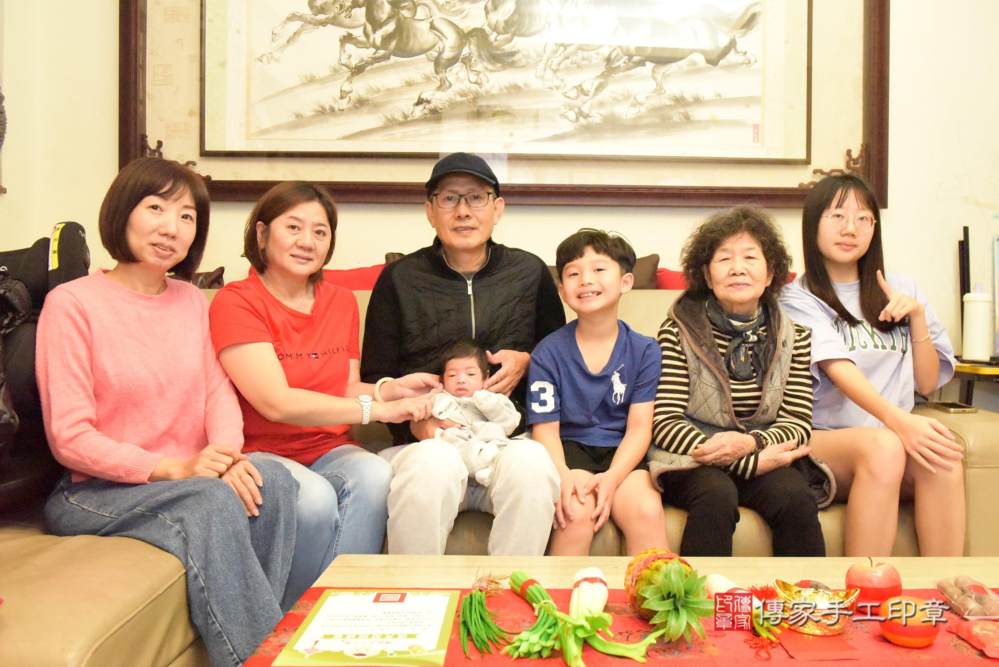 傳家手工印章高雄店、抓周、度脺、中國風會場、傳家嬰兒古禮、吉祥話、抓周道具物品24種、拍照。抓周證書。寶寶抓周、滿周歲、生日快樂、祝福