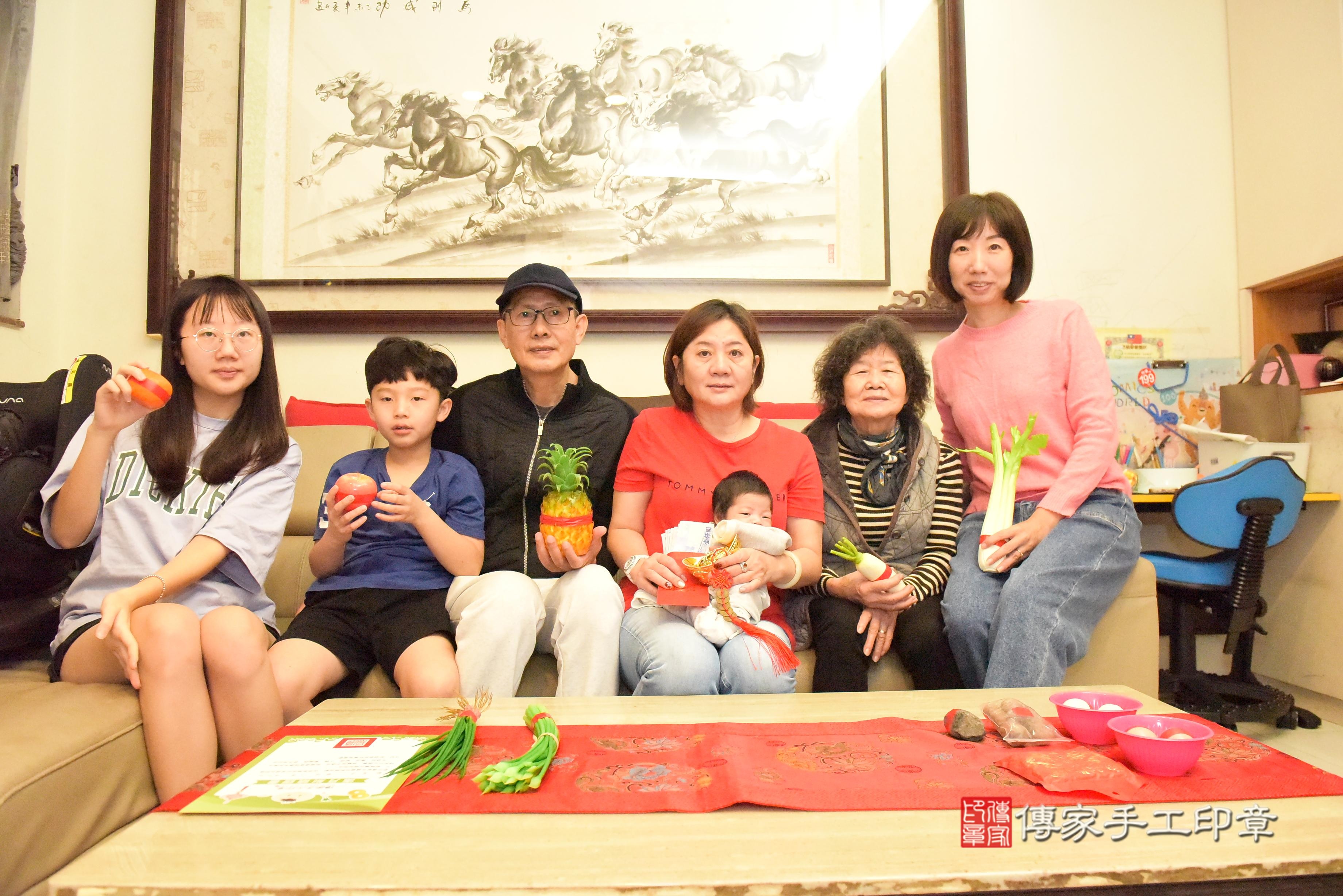 傳家手工印章高雄店、抓周、度脺、中國風會場、傳家嬰兒古禮、吉祥話、抓周道具物品24種、拍照。抓周證書。寶寶抓周、滿周歲、生日快樂、祝福
