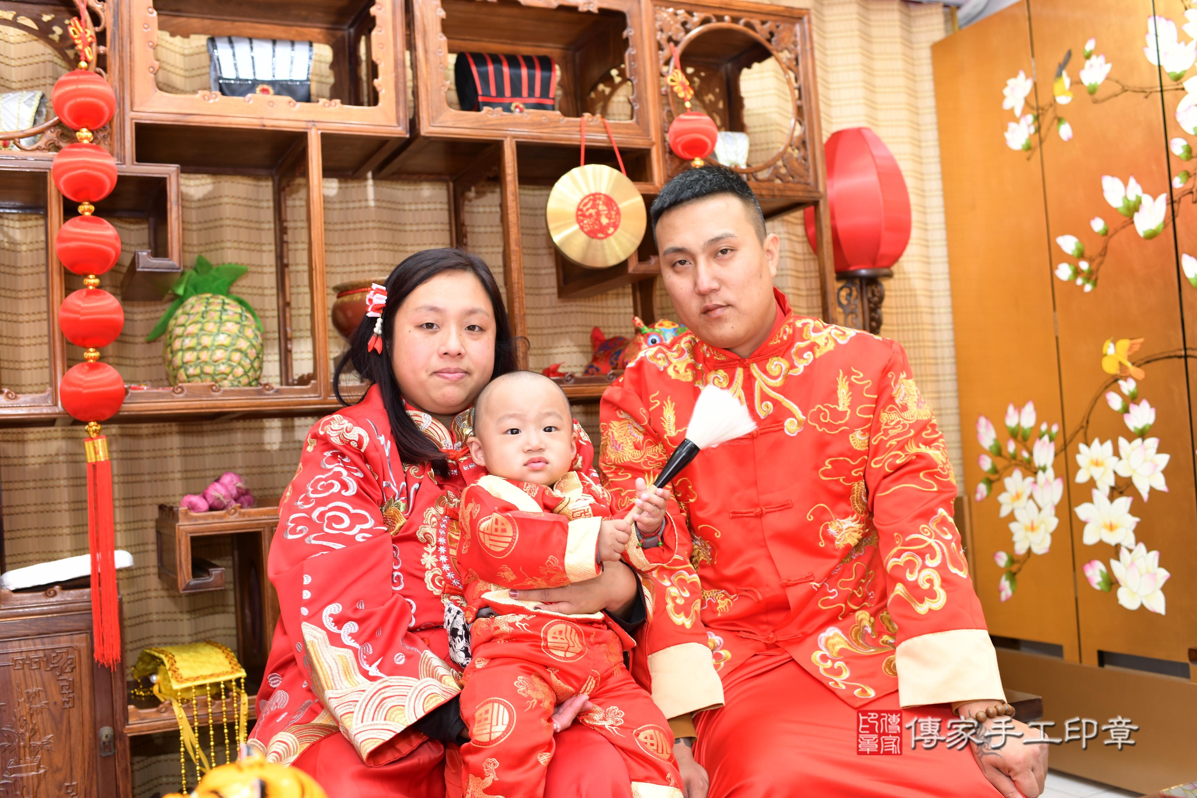 傳家手工印章台南店、抓周、度脺、中國風會場、傳家嬰兒古禮、吉祥話、抓周道具物品24種、拍照。抓周證書。寶寶抓周、滿周歲、生日快樂、祝福
