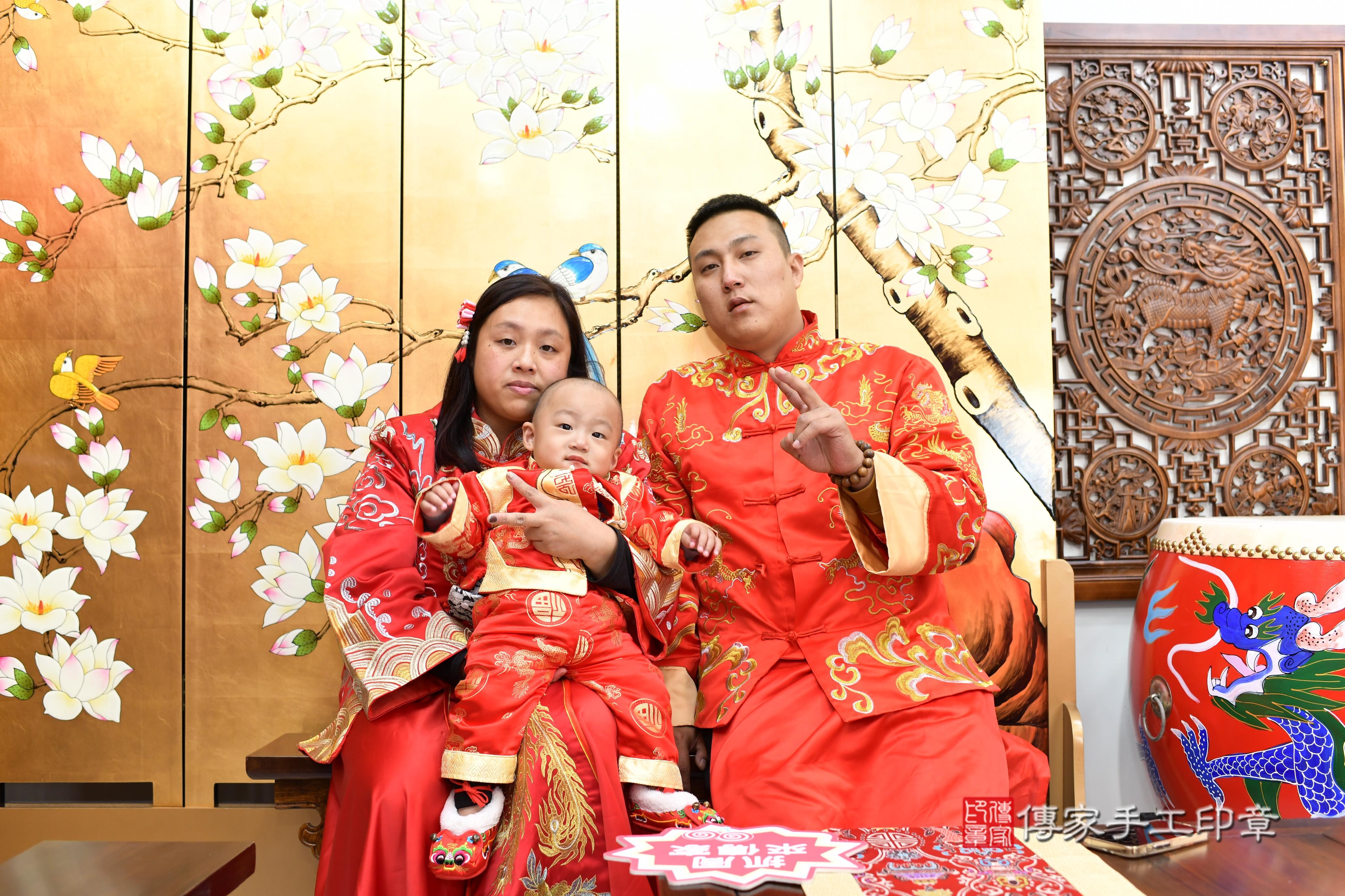 傳家手工印章台南店、抓周、度脺、中國風會場、傳家嬰兒古禮、吉祥話、抓周道具物品24種、拍照。抓周證書。寶寶抓周、滿周歲、生日快樂、祝福