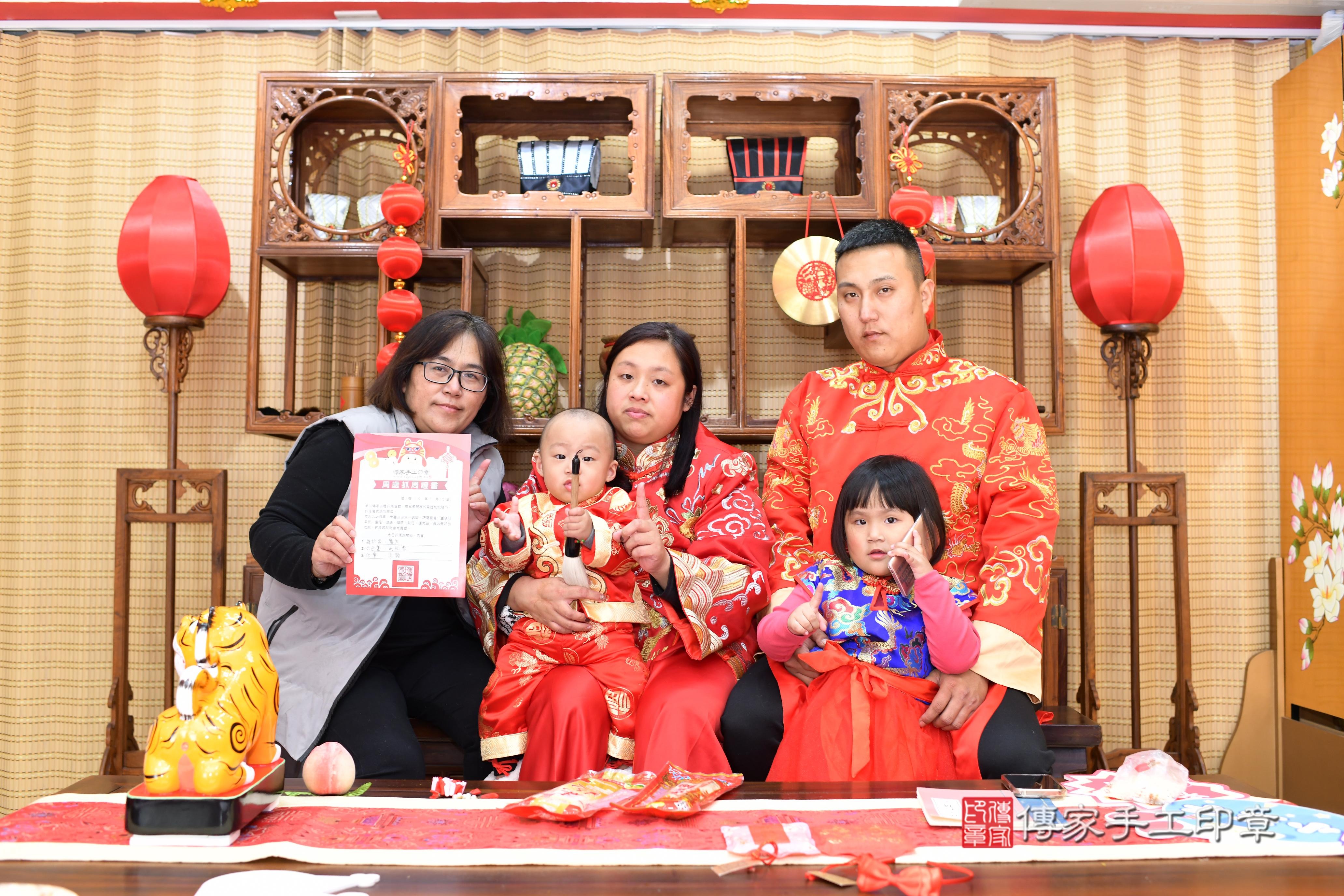 傳家手工印章台南店、抓周、度脺、中國風會場、傳家嬰兒古禮、吉祥話、抓周道具物品24種、拍照。抓周證書。寶寶抓周、滿周歲、生日快樂、祝福