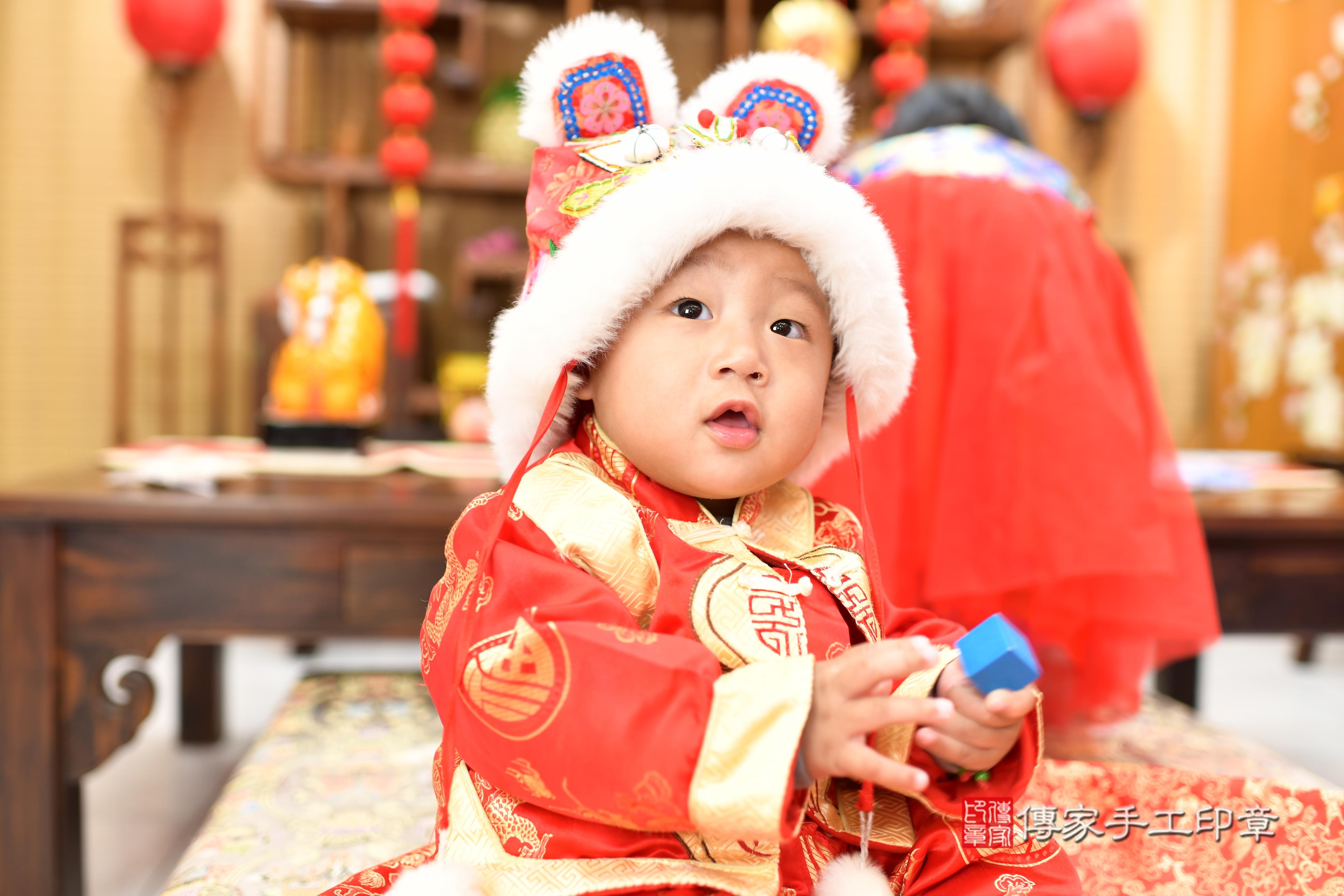 傳家手工印章台南店、抓周、度脺、中國風會場、傳家嬰兒古禮、吉祥話、抓周道具物品24種、拍照。抓周證書。寶寶抓周、滿周歲、生日快樂、祝福