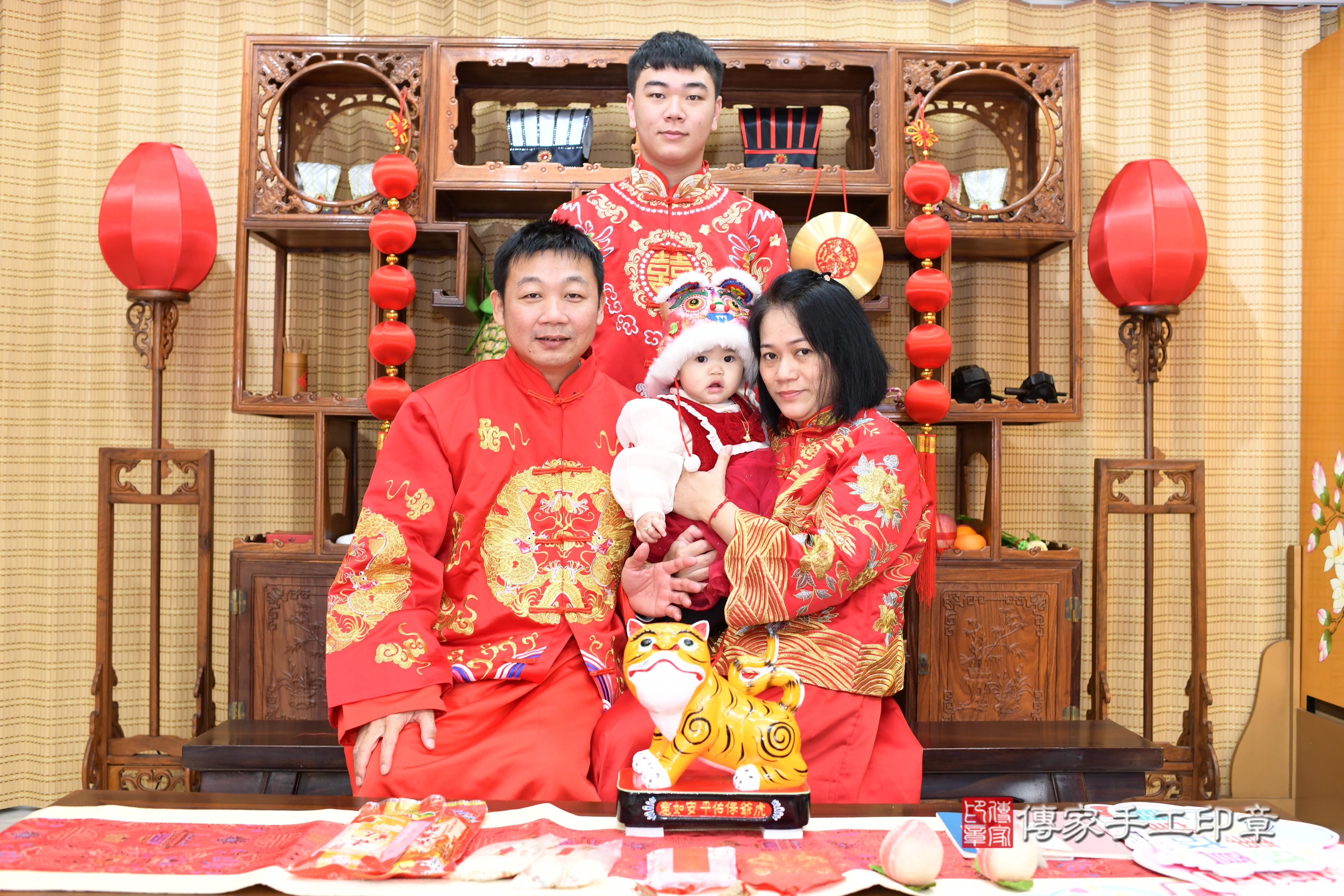 傳家手工印章台南店、抓周、度脺、中國風會場、傳家嬰兒古禮、吉祥話、抓周道具物品24種、拍照。抓周證書。寶寶抓周、滿周歲、生日快樂、祝福