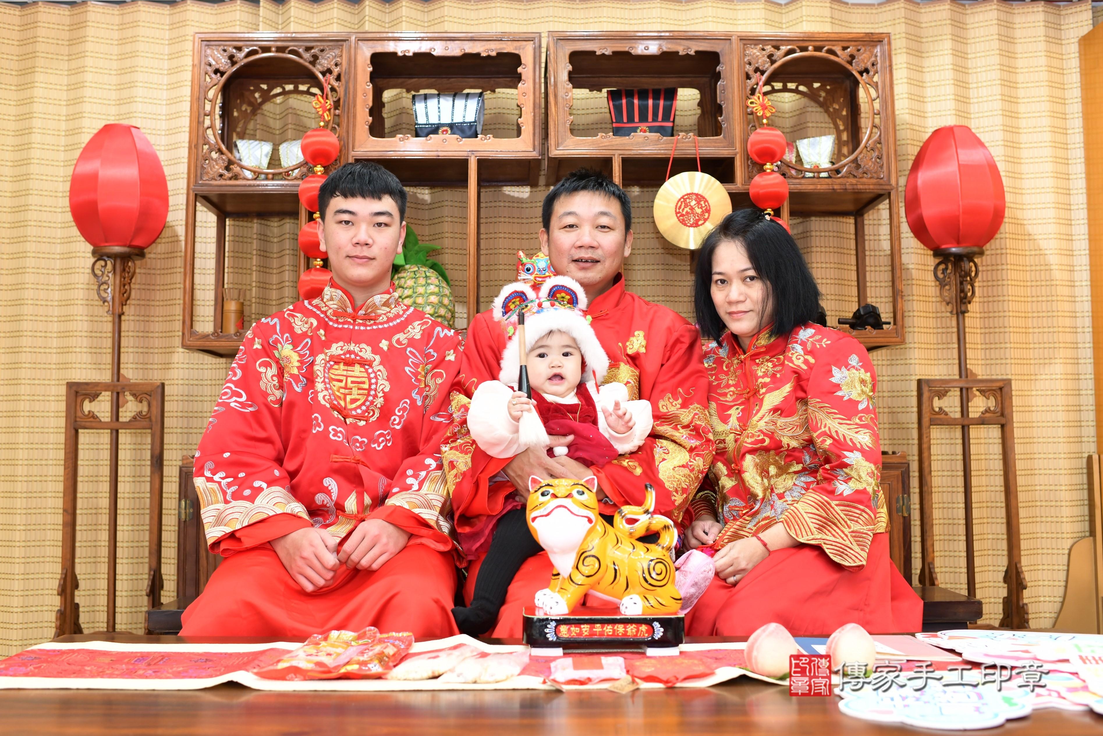 傳家手工印章台南店、抓周、度脺、中國風會場、傳家嬰兒古禮、吉祥話、抓周道具物品24種、拍照。抓周證書。寶寶抓周、滿周歲、生日快樂、祝福