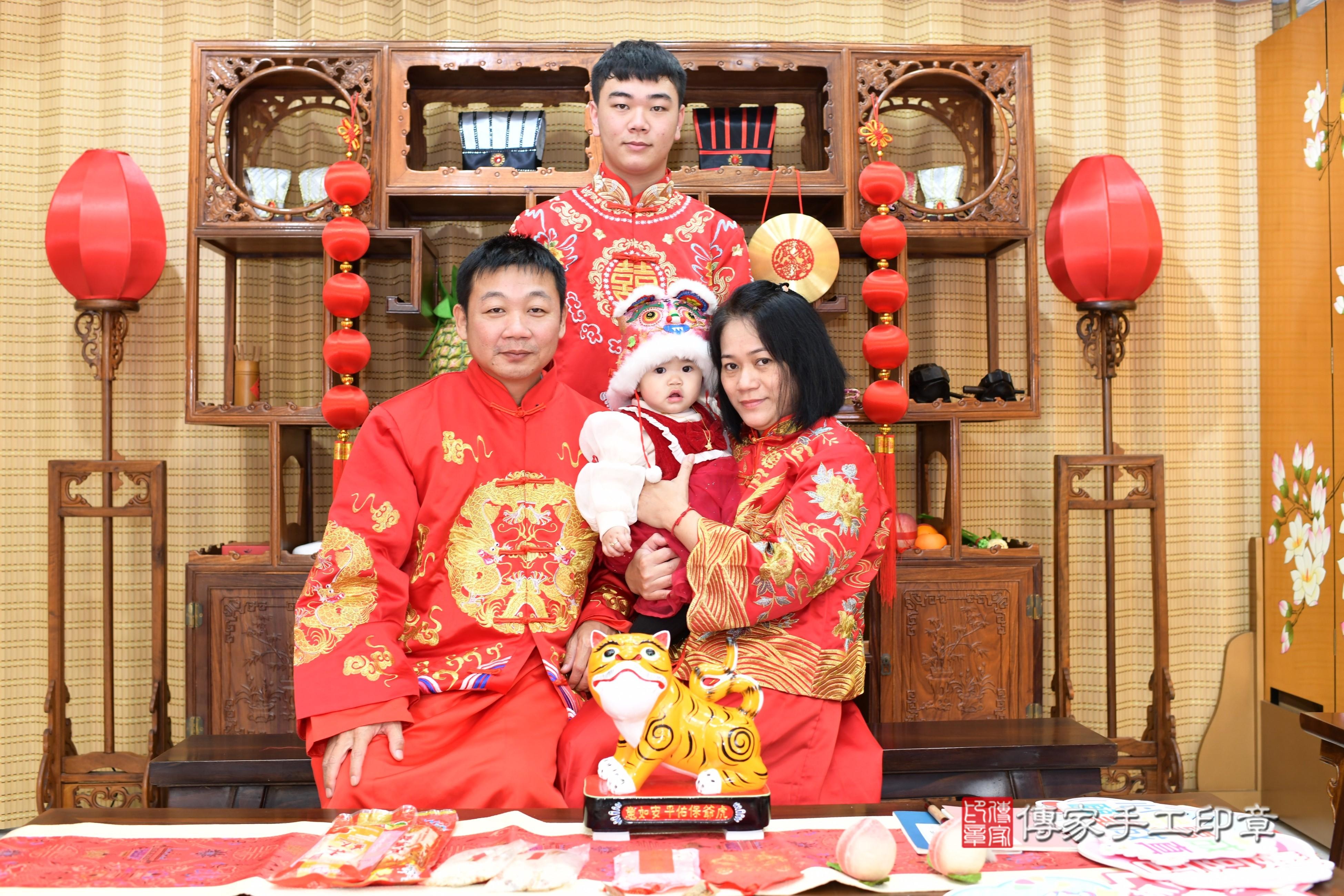 傳家手工印章台南店、抓周、度脺、中國風會場、傳家嬰兒古禮、吉祥話、抓周道具物品24種、拍照。抓周證書。寶寶抓周、滿周歲、生日快樂、祝福