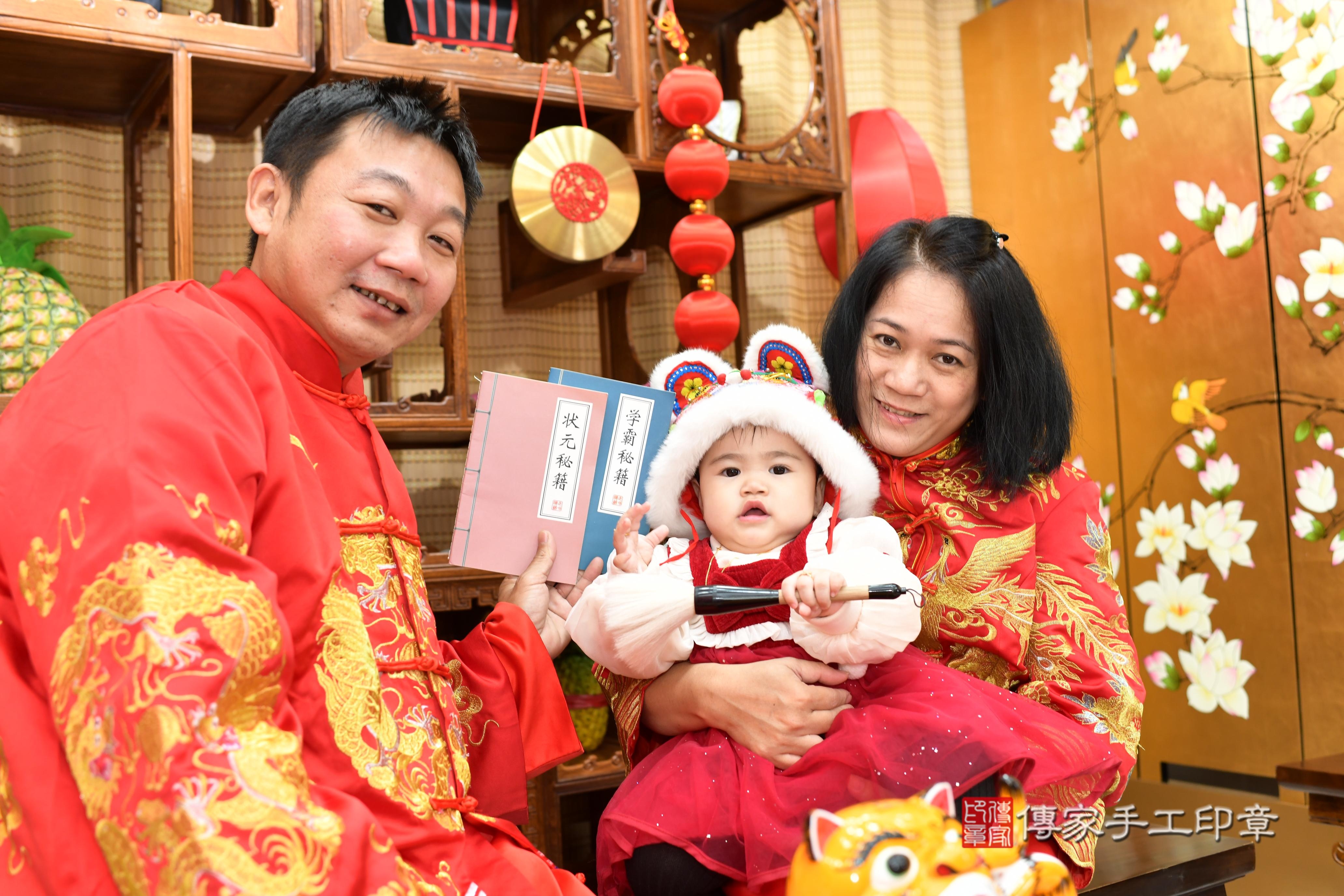 傳家手工印章台南店、抓周、度脺、中國風會場、傳家嬰兒古禮、吉祥話、抓周道具物品24種、拍照。抓周證書。寶寶抓周、滿周歲、生日快樂、祝福