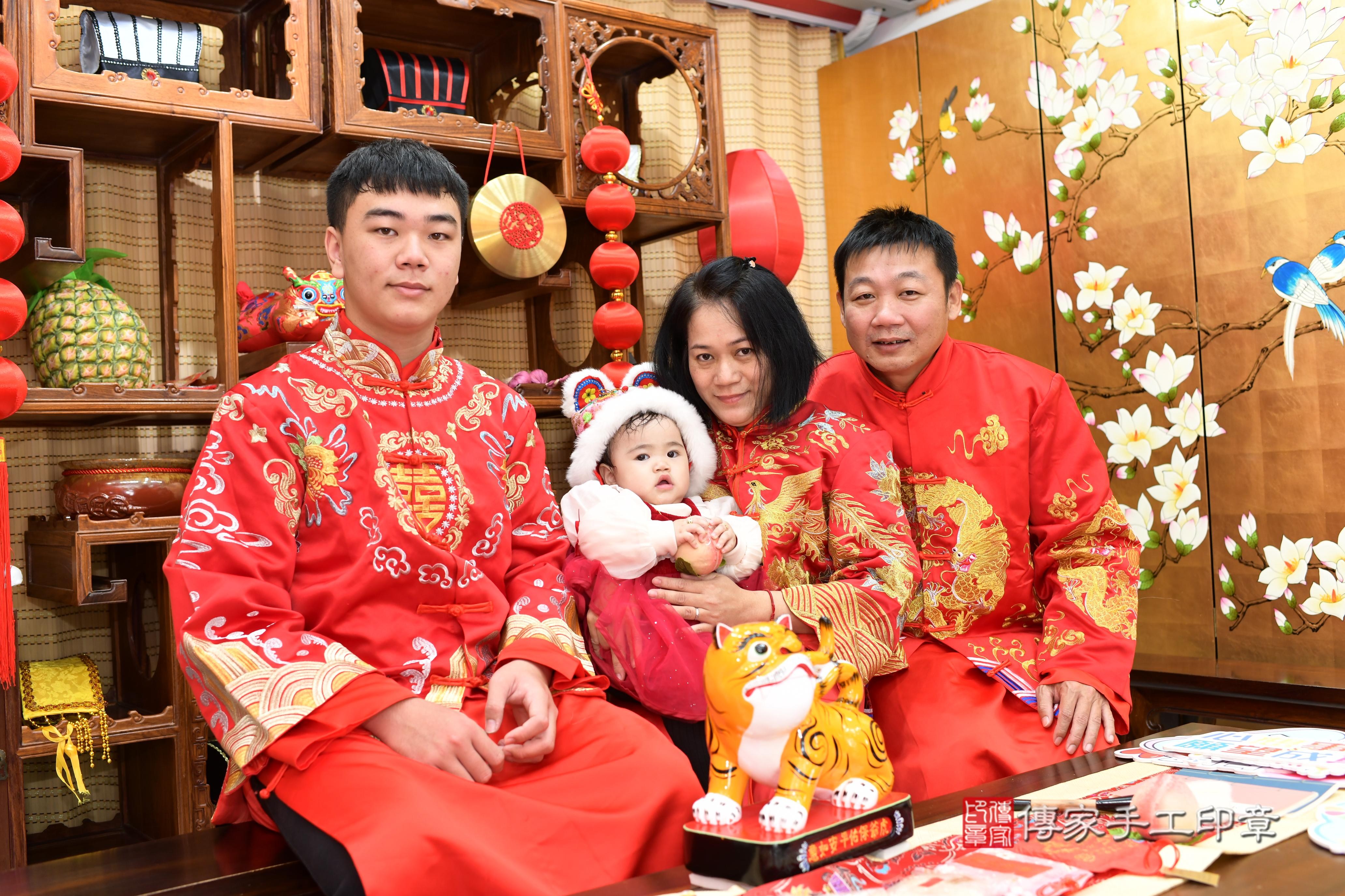傳家手工印章台南店、抓周、度脺、中國風會場、傳家嬰兒古禮、吉祥話、抓周道具物品24種、拍照。抓周證書。寶寶抓周、滿周歲、生日快樂、祝福
