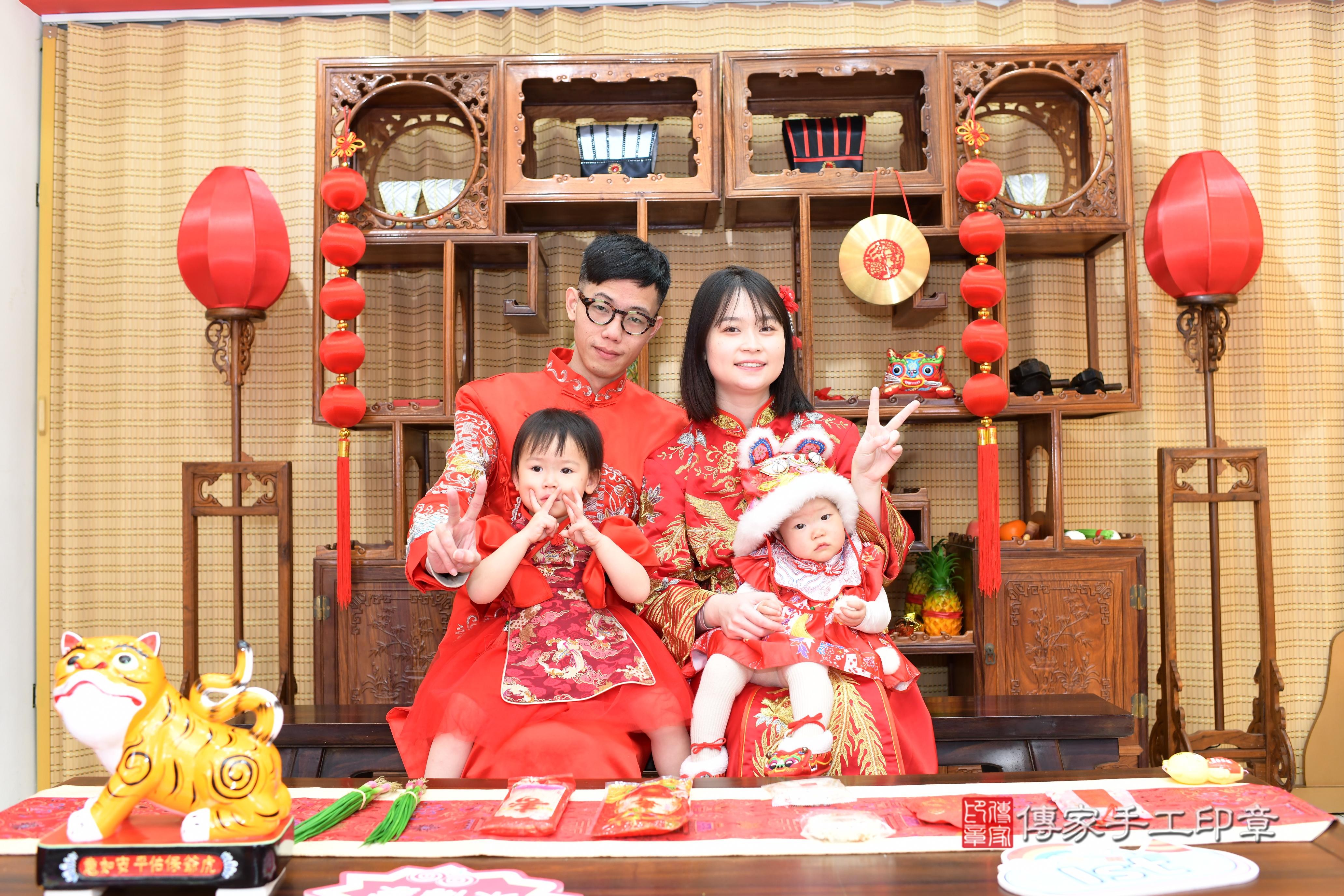 傳家手工印章台南店、抓周、度脺、中國風會場、傳家嬰兒古禮、吉祥話、抓周道具物品24種、拍照。抓周證書。寶寶抓周、滿周歲、生日快樂、祝福