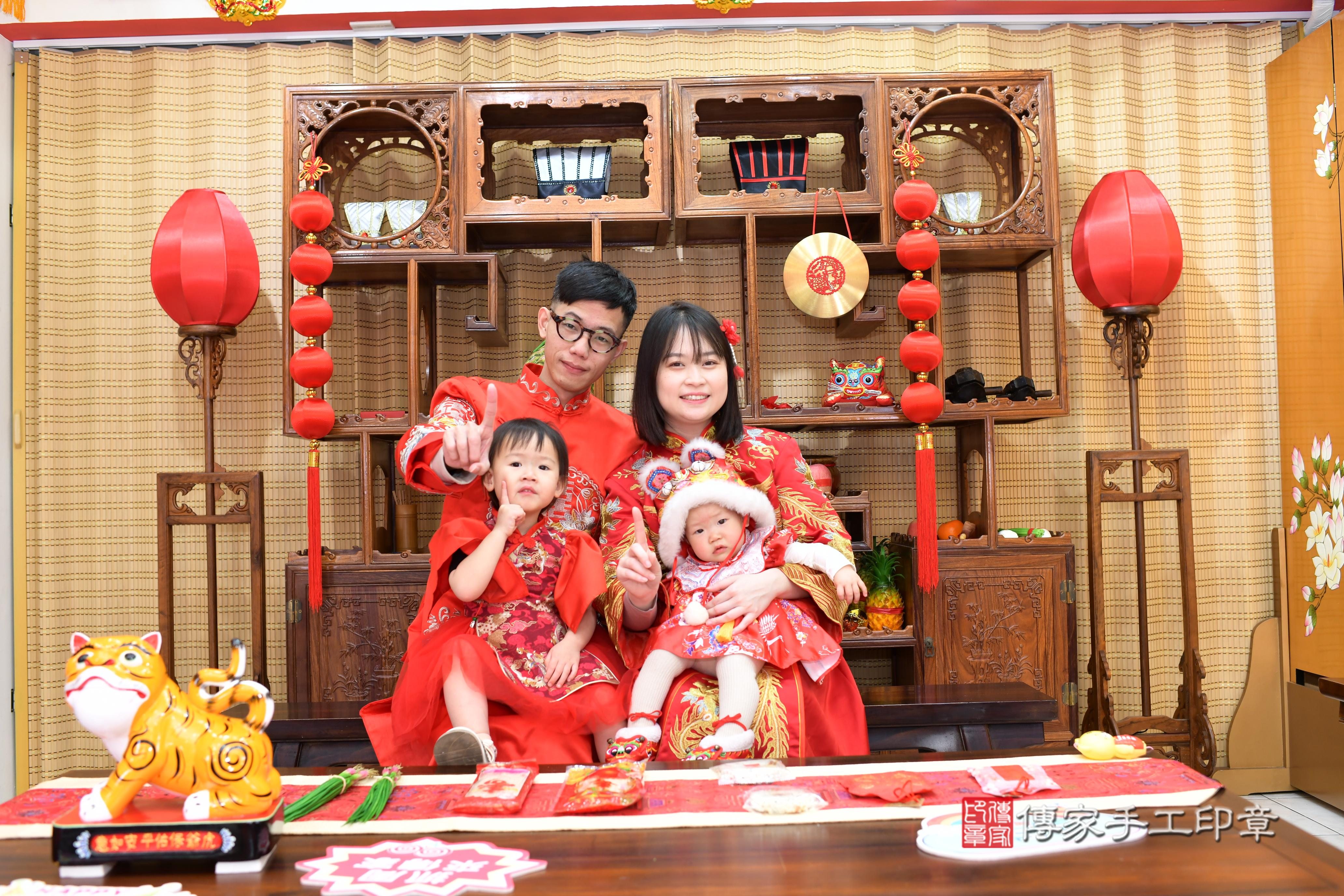 傳家手工印章台南店、抓周、度脺、中國風會場、傳家嬰兒古禮、吉祥話、抓周道具物品24種、拍照。抓周證書。寶寶抓周、滿周歲、生日快樂、祝福