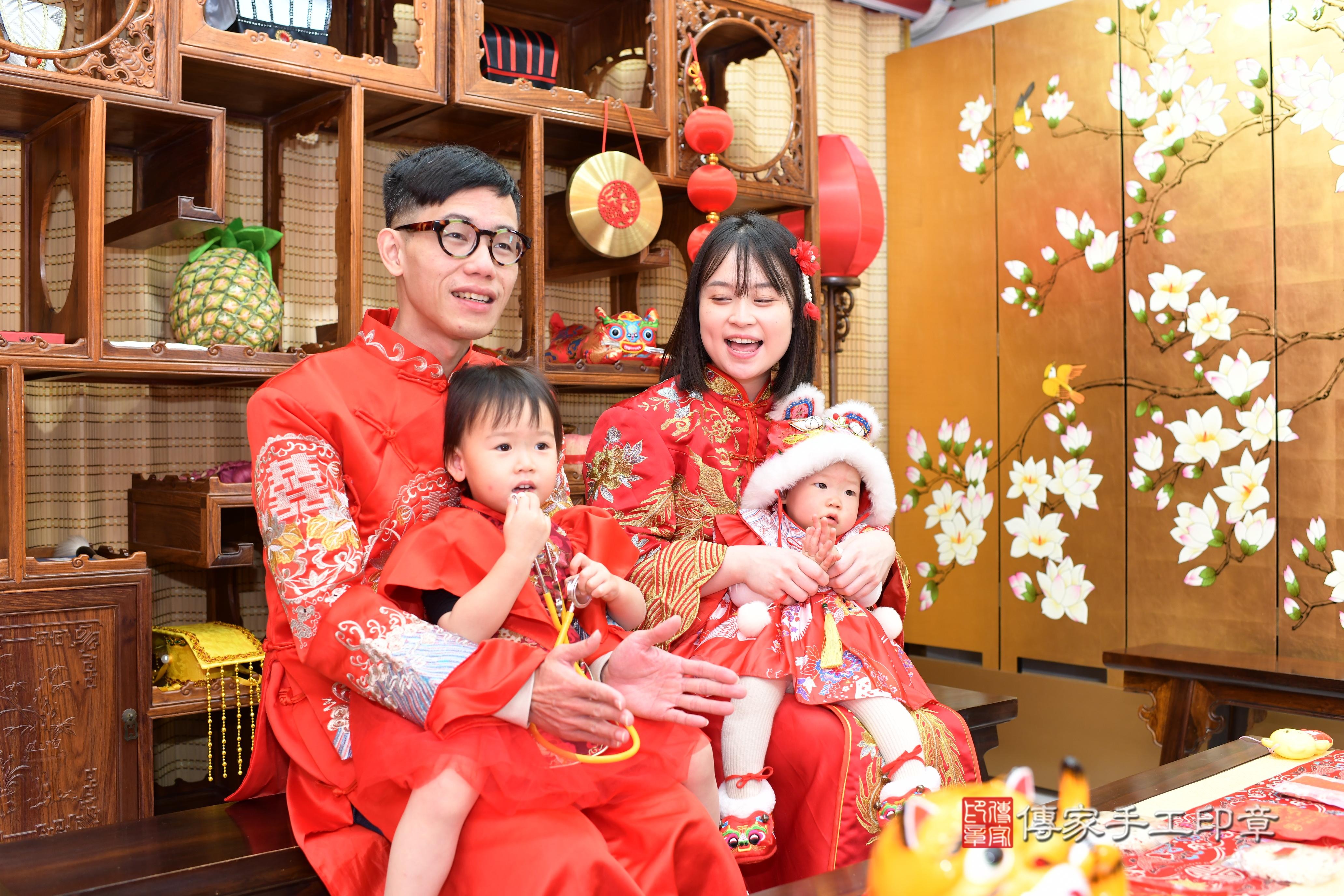 傳家手工印章台南店、抓周、度脺、中國風會場、傳家嬰兒古禮、吉祥話、抓周道具物品24種、拍照。抓周證書。寶寶抓周、滿周歲、生日快樂、祝福