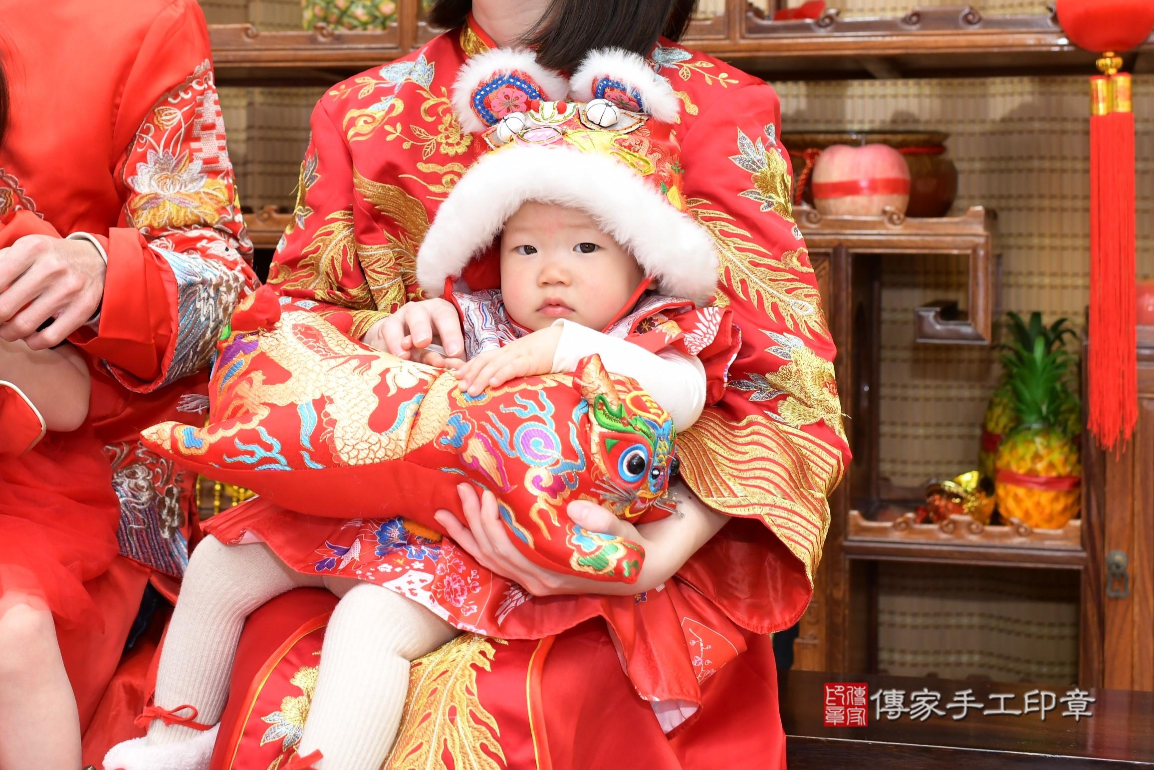 傳家手工印章台南店、抓周、度脺、中國風會場、傳家嬰兒古禮、吉祥話、抓周道具物品24種、拍照。抓周證書。寶寶抓周、滿周歲、生日快樂、祝福