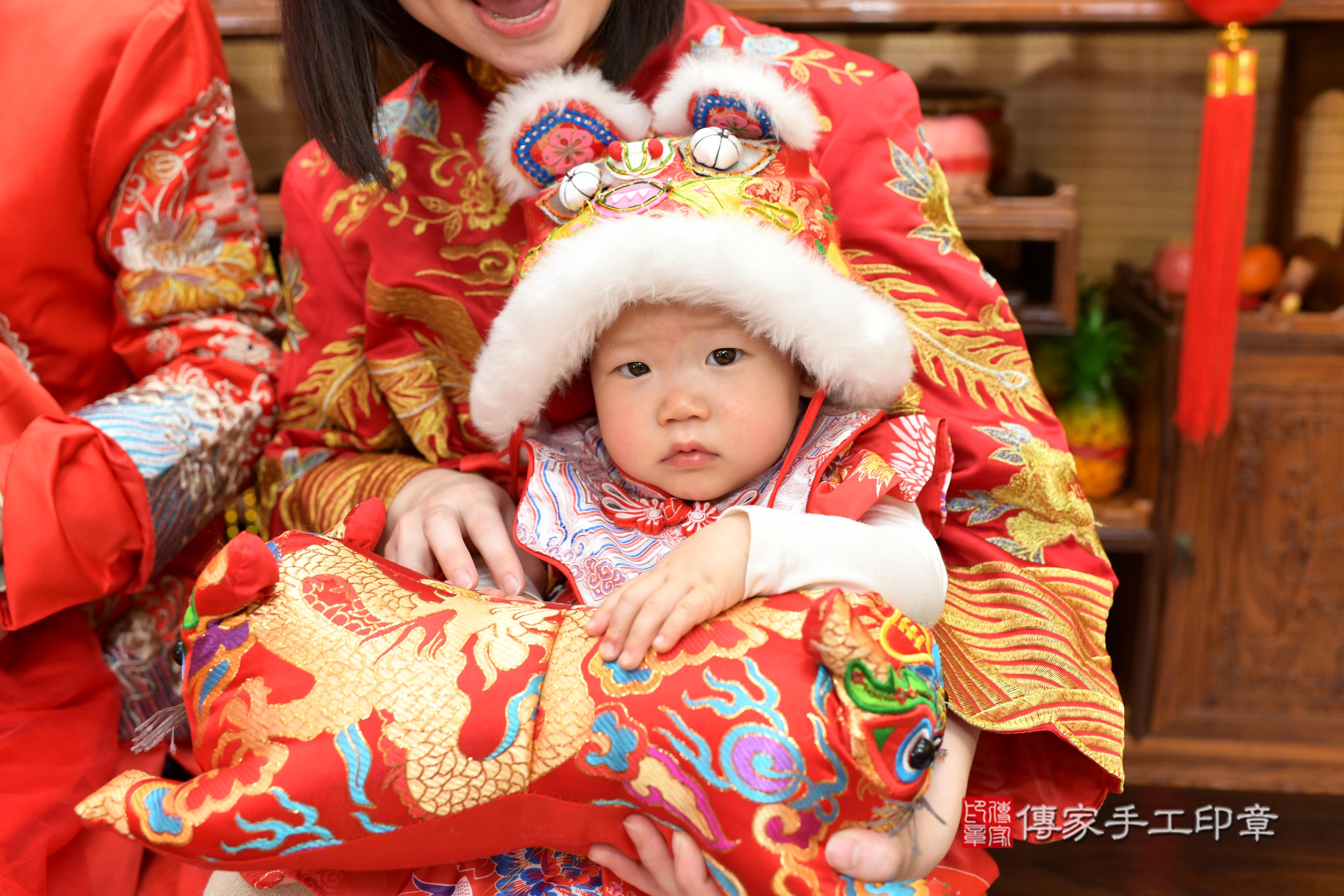 傳家手工印章台南店、抓周、度脺、中國風會場、傳家嬰兒古禮、吉祥話、抓周道具物品24種、拍照。抓周證書。寶寶抓周、滿周歲、生日快樂、祝福