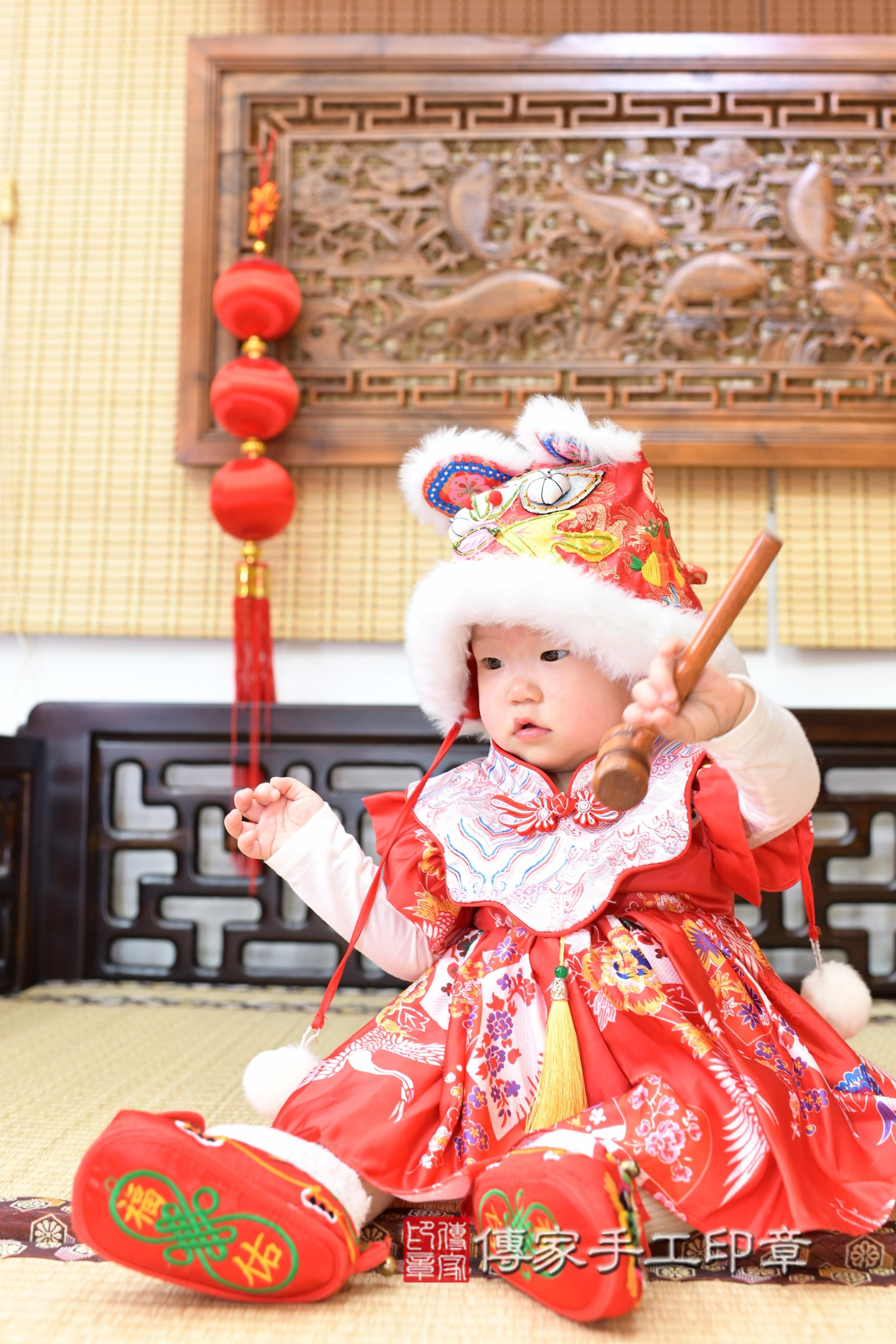 傳家手工印章台南店、抓周、度脺、中國風會場、傳家嬰兒古禮、吉祥話、抓周道具物品24種、拍照。抓周證書。寶寶抓周、滿周歲、生日快樂、祝福