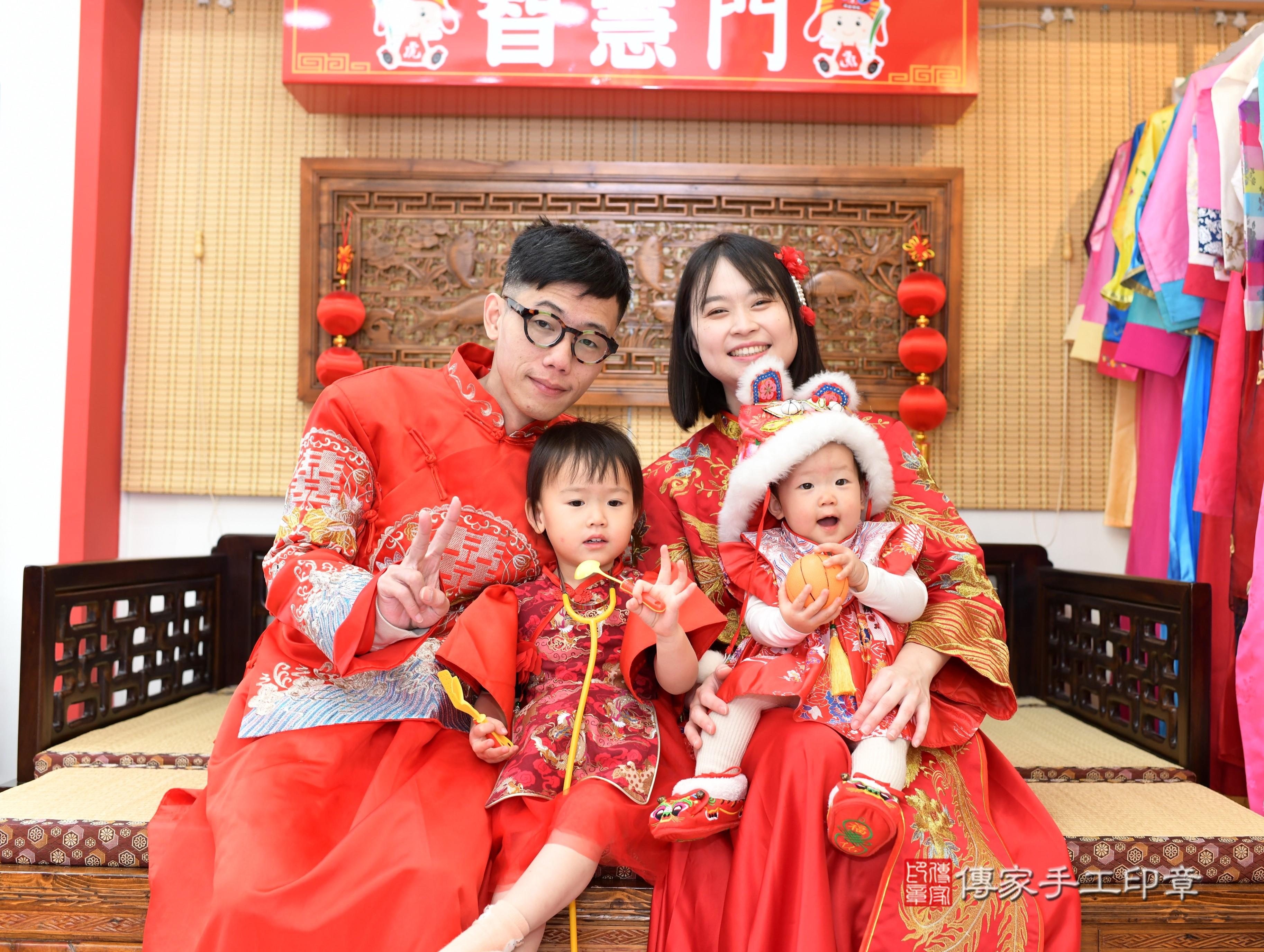 傳家手工印章台南店、抓周、度脺、中國風會場、傳家嬰兒古禮、吉祥話、抓周道具物品24種、拍照。抓周證書。寶寶抓周、滿周歲、生日快樂、祝福