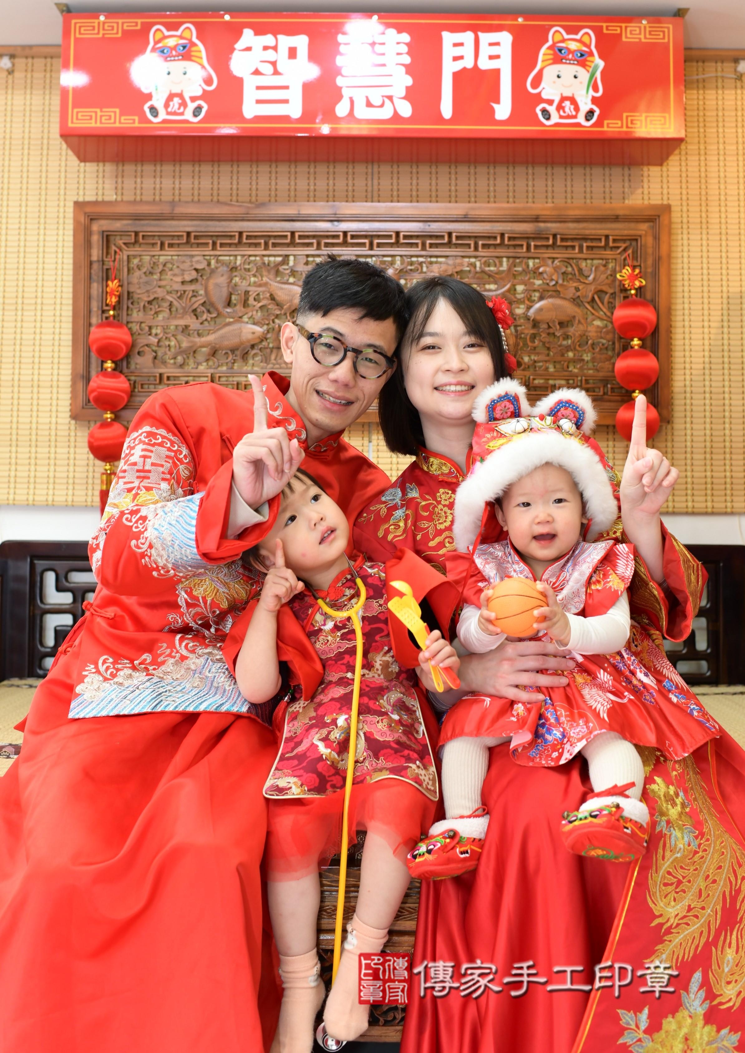 傳家手工印章台南店、抓周、度脺、中國風會場、傳家嬰兒古禮、吉祥話、抓周道具物品24種、拍照。抓周證書。寶寶抓周、滿周歲、生日快樂、祝福