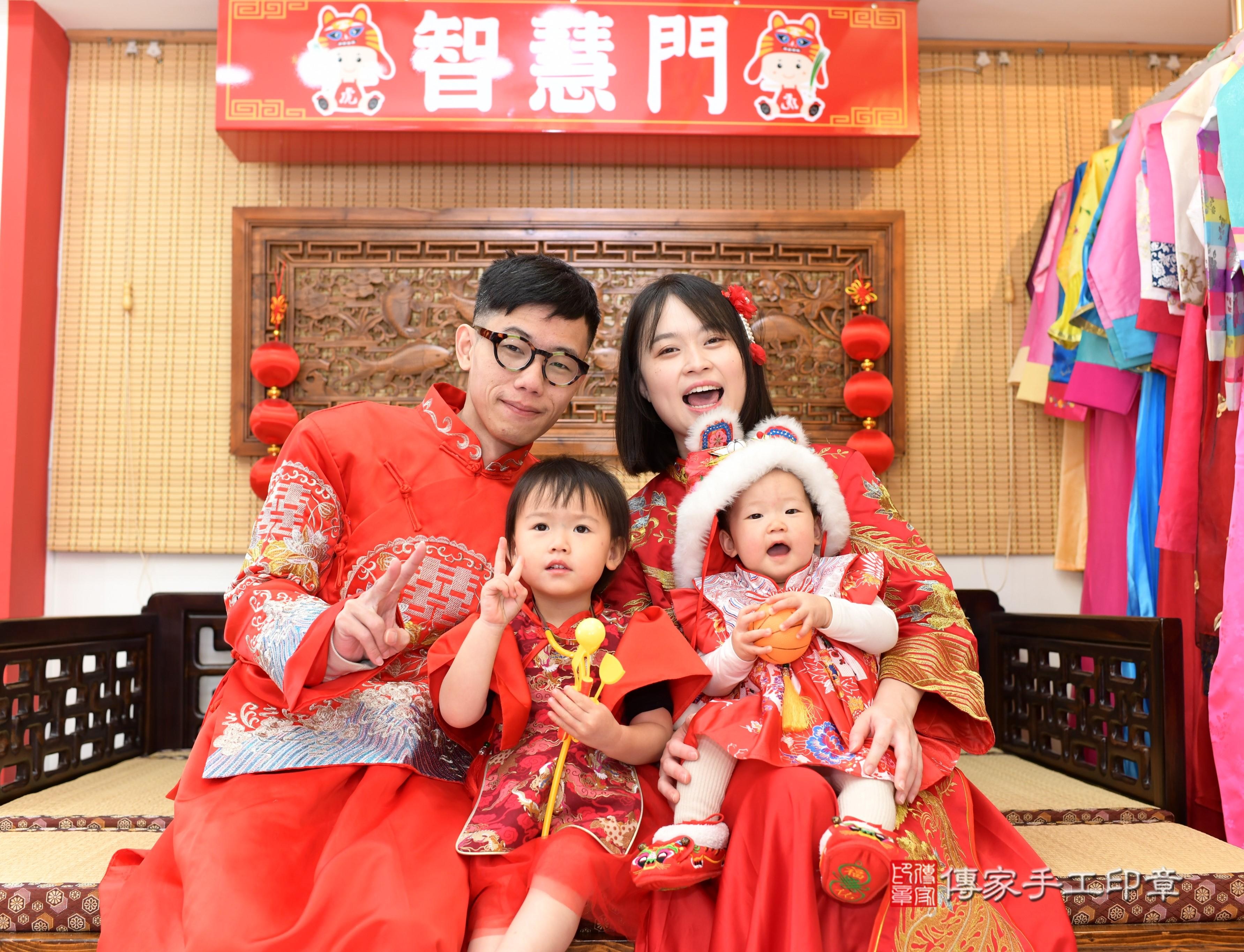 傳家手工印章台南店、抓周、度脺、中國風會場、傳家嬰兒古禮、吉祥話、抓周道具物品24種、拍照。抓周證書。寶寶抓周、滿周歲、生日快樂、祝福
