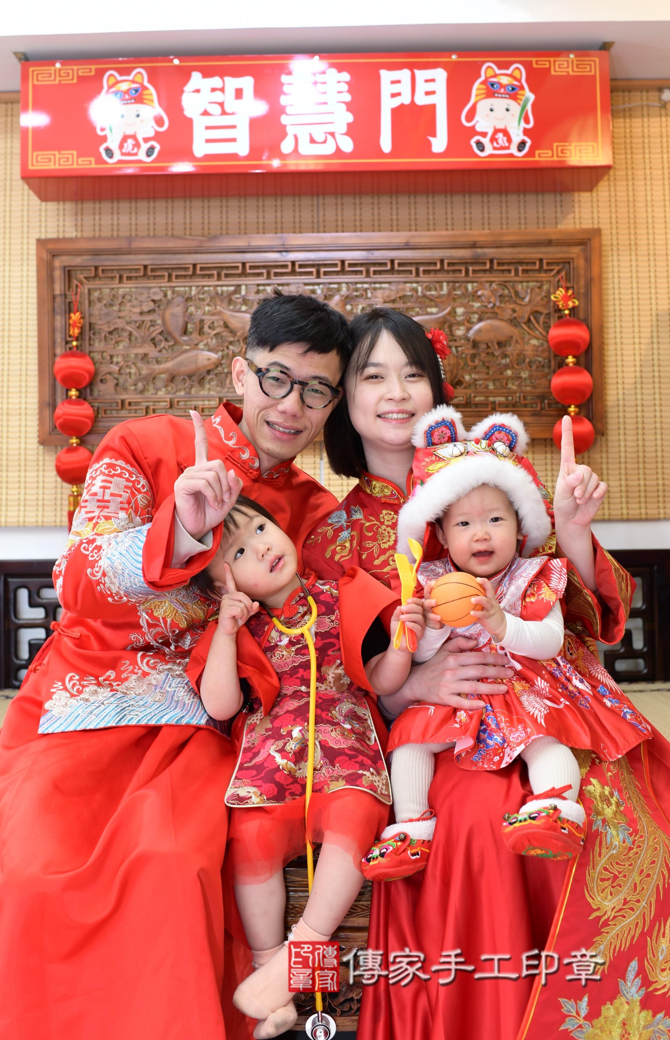 傳家手工印章台南店、抓周、度脺、中國風會場、傳家嬰兒古禮、吉祥話、抓周道具物品24種、拍照。抓周證書。寶寶抓周、滿周歲、生日快樂、祝福