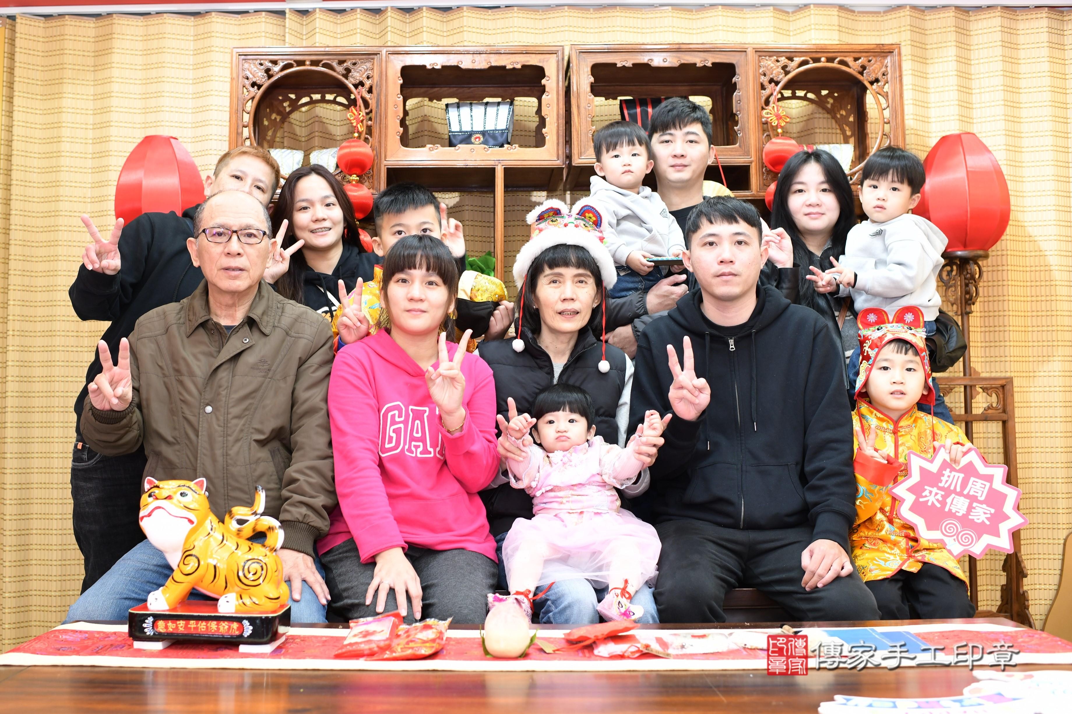 傳家手工印章台南店、抓周、度脺、中國風會場、傳家嬰兒古禮、吉祥話、抓周道具物品24種、拍照。抓周證書。寶寶抓周、滿周歲、生日快樂、祝福