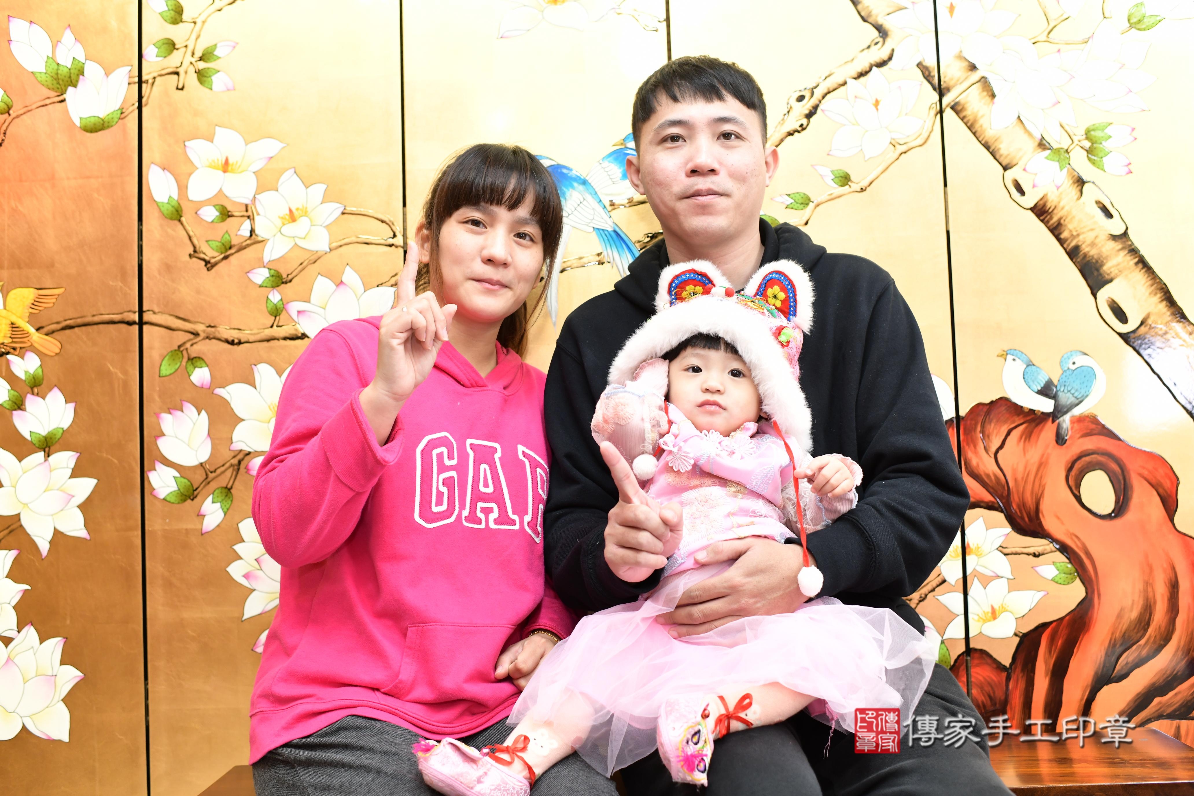 傳家手工印章台南店、抓周、度脺、中國風會場、傳家嬰兒古禮、吉祥話、抓周道具物品24種、拍照。抓周證書。寶寶抓周、滿周歲、生日快樂、祝福