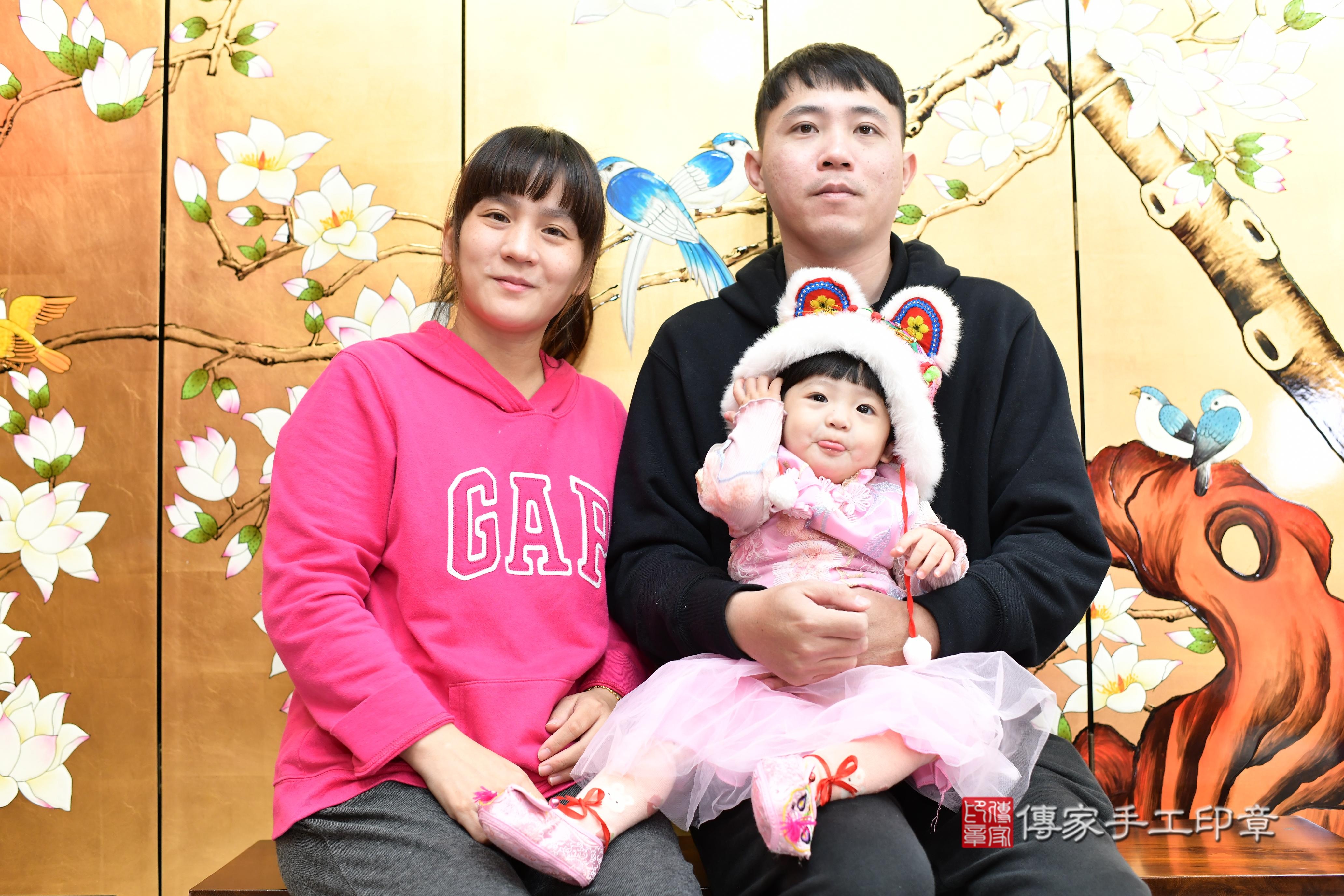 傳家手工印章台南店、抓周、度脺、中國風會場、傳家嬰兒古禮、吉祥話、抓周道具物品24種、拍照。抓周證書。寶寶抓周、滿周歲、生日快樂、祝福