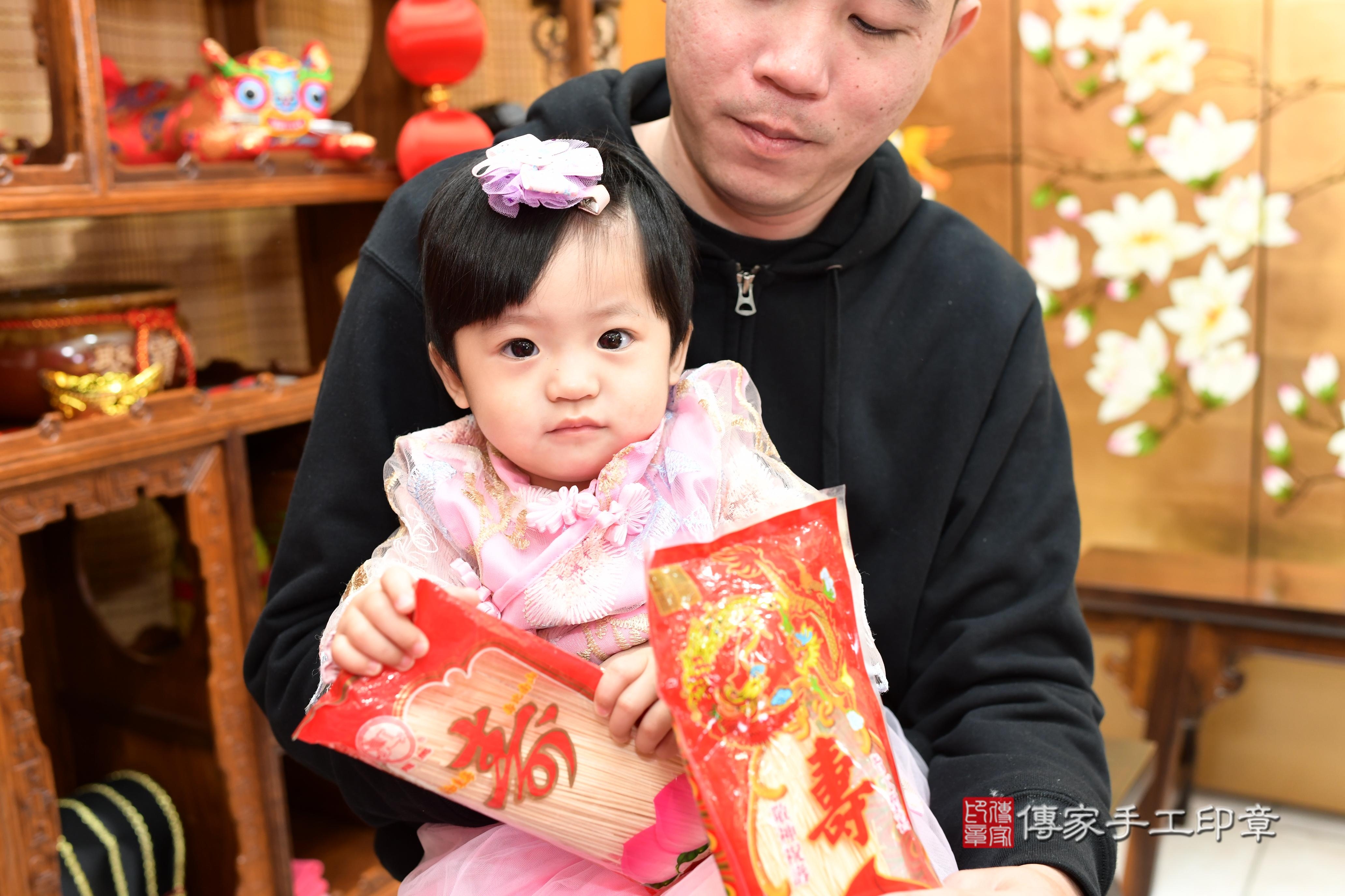 傳家手工印章台南店、抓周、度脺、中國風會場、傳家嬰兒古禮、吉祥話、抓周道具物品24種、拍照。抓周證書。寶寶抓周、滿周歲、生日快樂、祝福