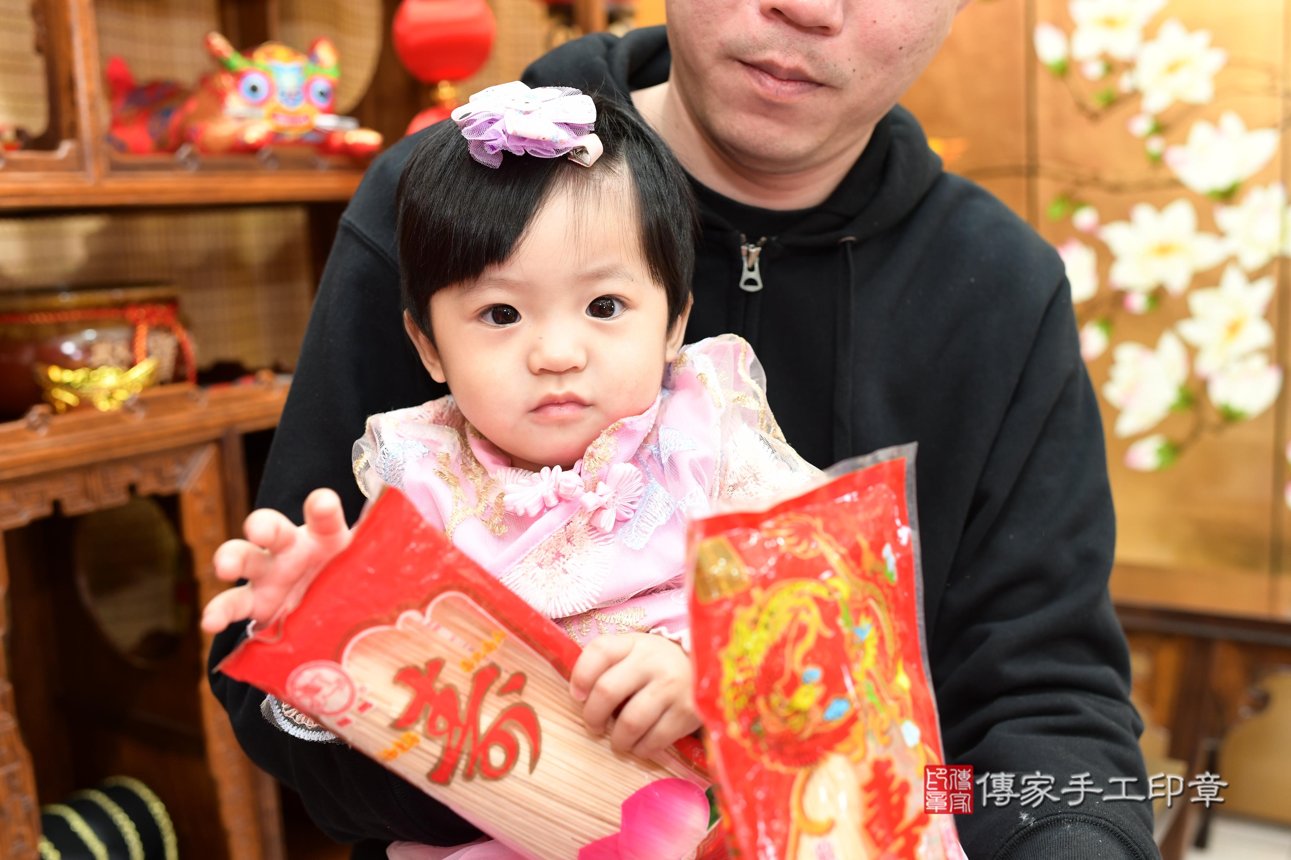 傳家手工印章台南店、抓周、度脺、中國風會場、傳家嬰兒古禮、吉祥話、抓周道具物品24種、拍照。抓周證書。寶寶抓周、滿周歲、生日快樂、祝福