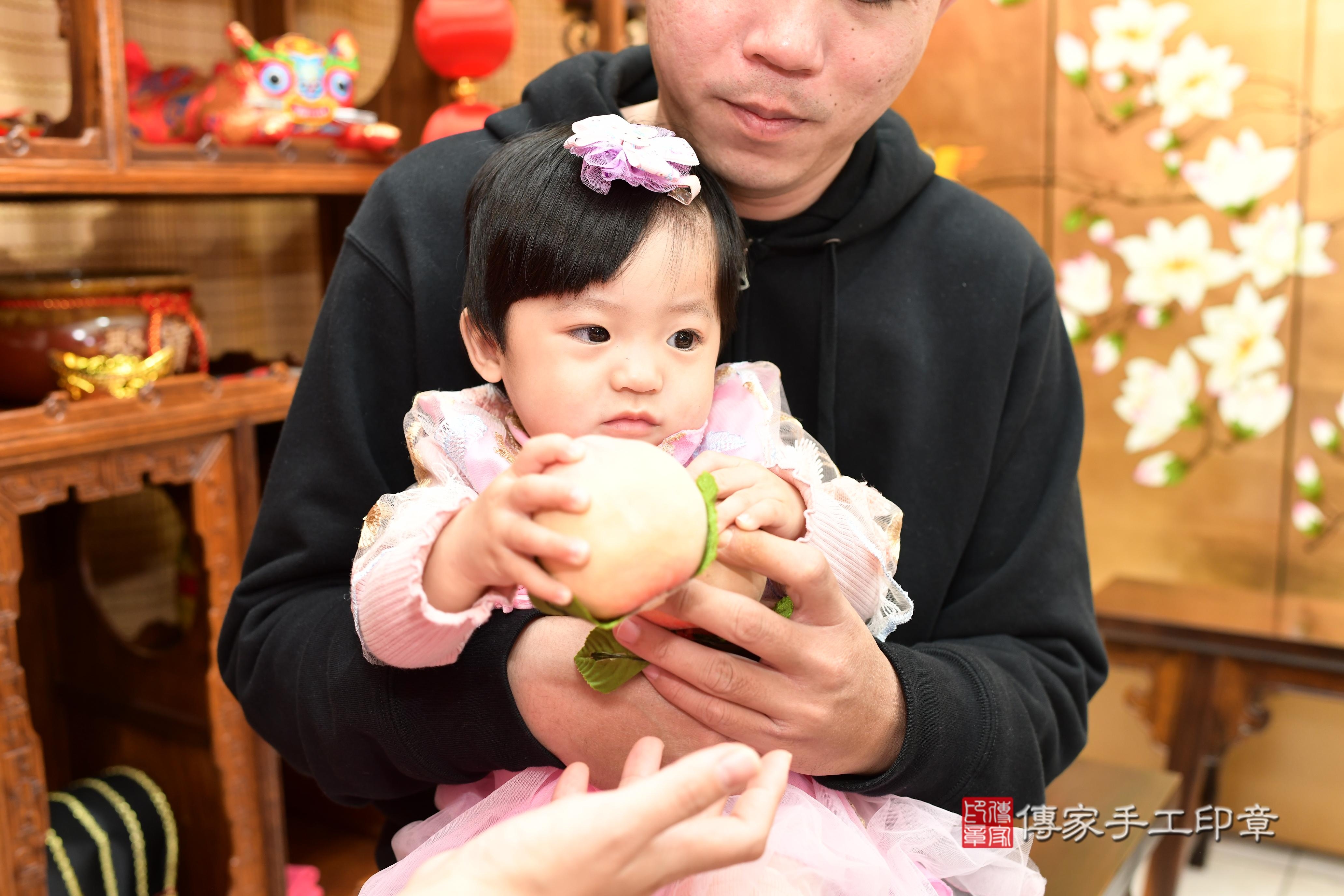 傳家手工印章台南店、抓周、度脺、中國風會場、傳家嬰兒古禮、吉祥話、抓周道具物品24種、拍照。抓周證書。寶寶抓周、滿周歲、生日快樂、祝福