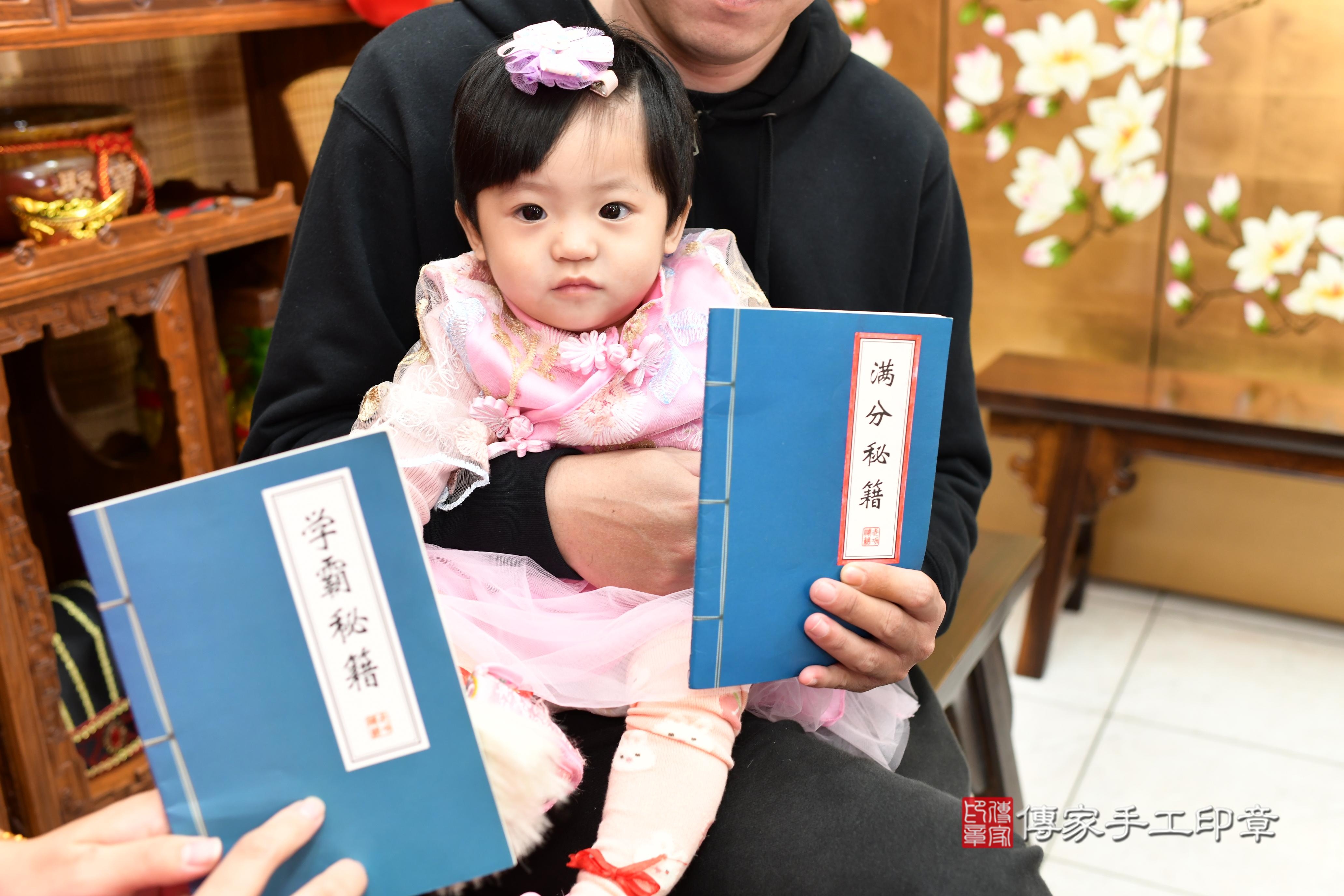 傳家手工印章台南店、抓周、度脺、中國風會場、傳家嬰兒古禮、吉祥話、抓周道具物品24種、拍照。抓周證書。寶寶抓周、滿周歲、生日快樂、祝福