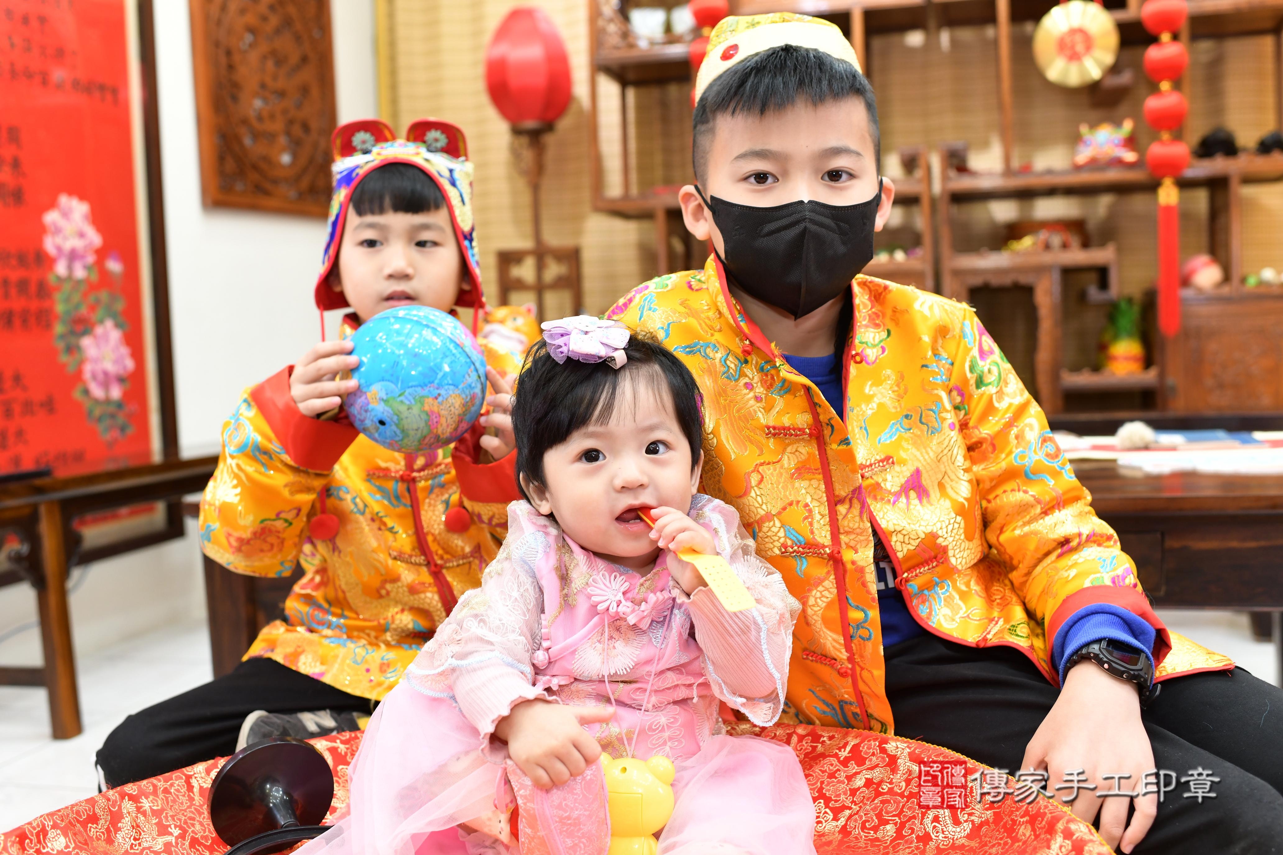 傳家手工印章台南店、抓周、度脺、中國風會場、傳家嬰兒古禮、吉祥話、抓周道具物品24種、拍照。抓周證書。寶寶抓周、滿周歲、生日快樂、祝福