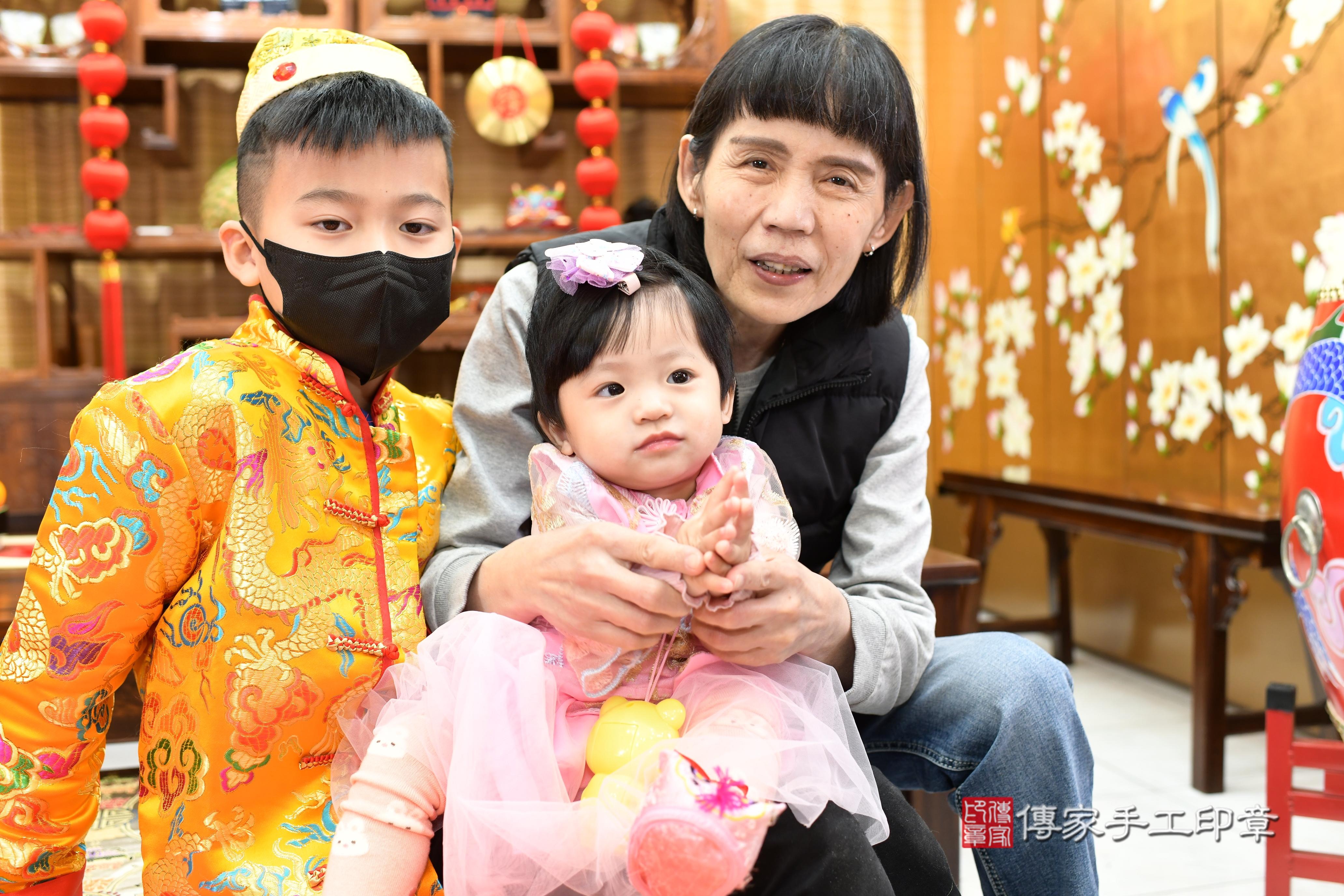 傳家手工印章台南店、抓周、度脺、中國風會場、傳家嬰兒古禮、吉祥話、抓周道具物品24種、拍照。抓周證書。寶寶抓周、滿周歲、生日快樂、祝福