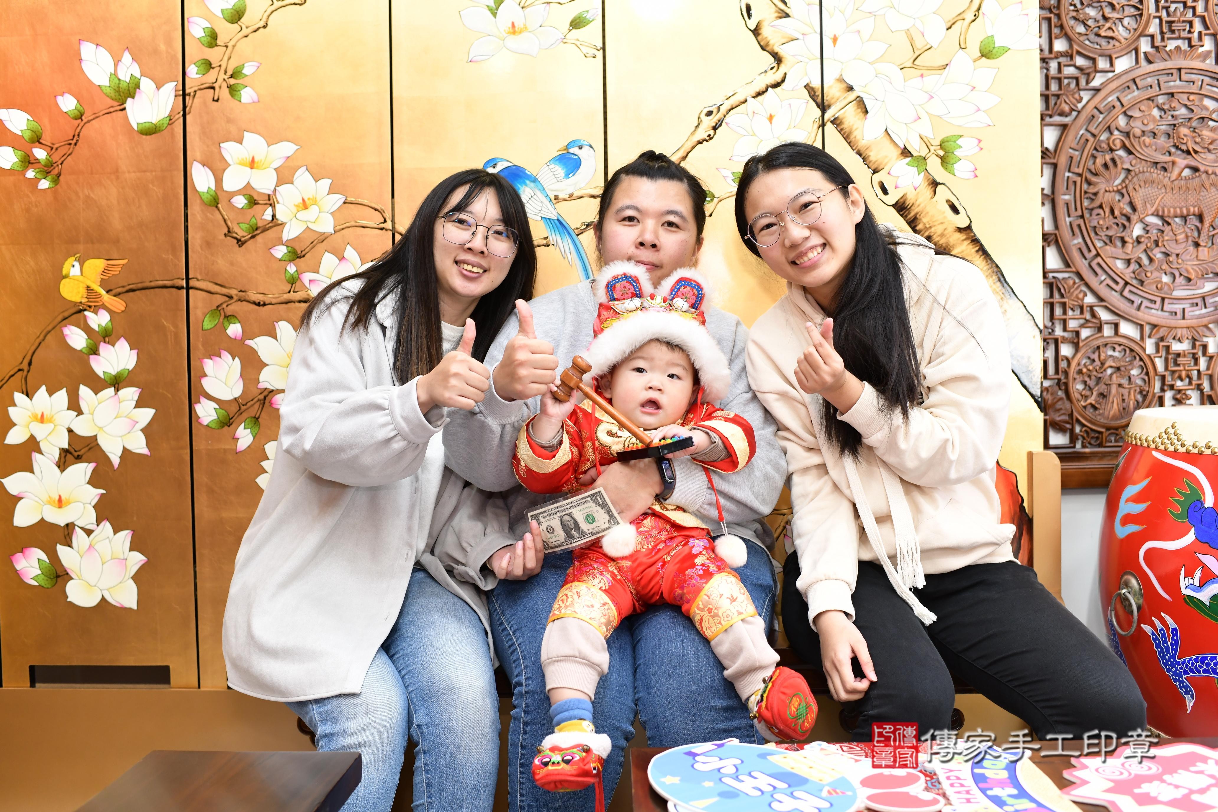 傳家手工印章台南店、抓周、度脺、中國風會場、傳家嬰兒古禮、吉祥話、抓周道具物品24種、拍照。抓周證書。寶寶抓周、滿周歲、生日快樂、祝福