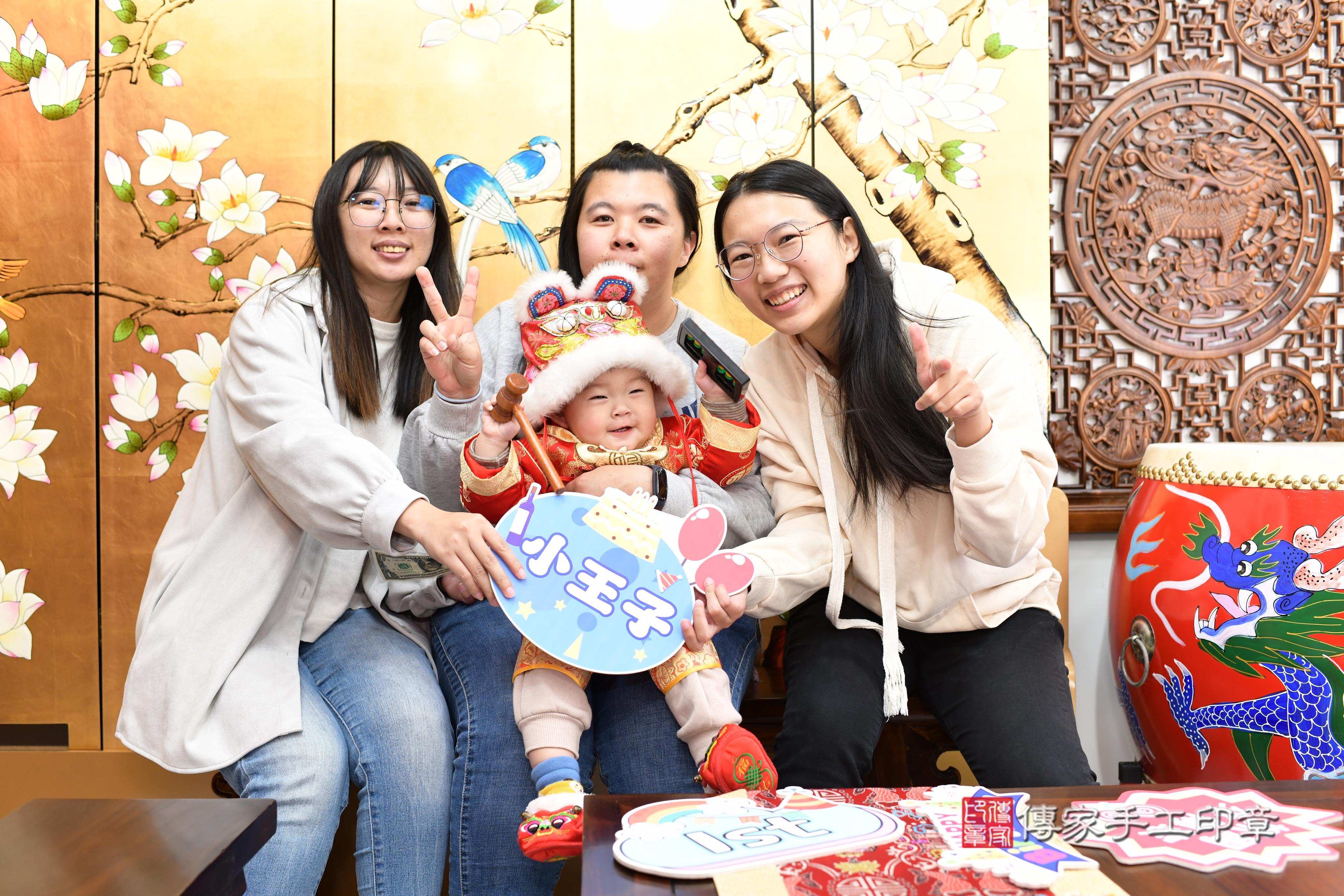 傳家手工印章台南店、抓周、度脺、中國風會場、傳家嬰兒古禮、吉祥話、抓周道具物品24種、拍照。抓周證書。寶寶抓周、滿周歲、生日快樂、祝福