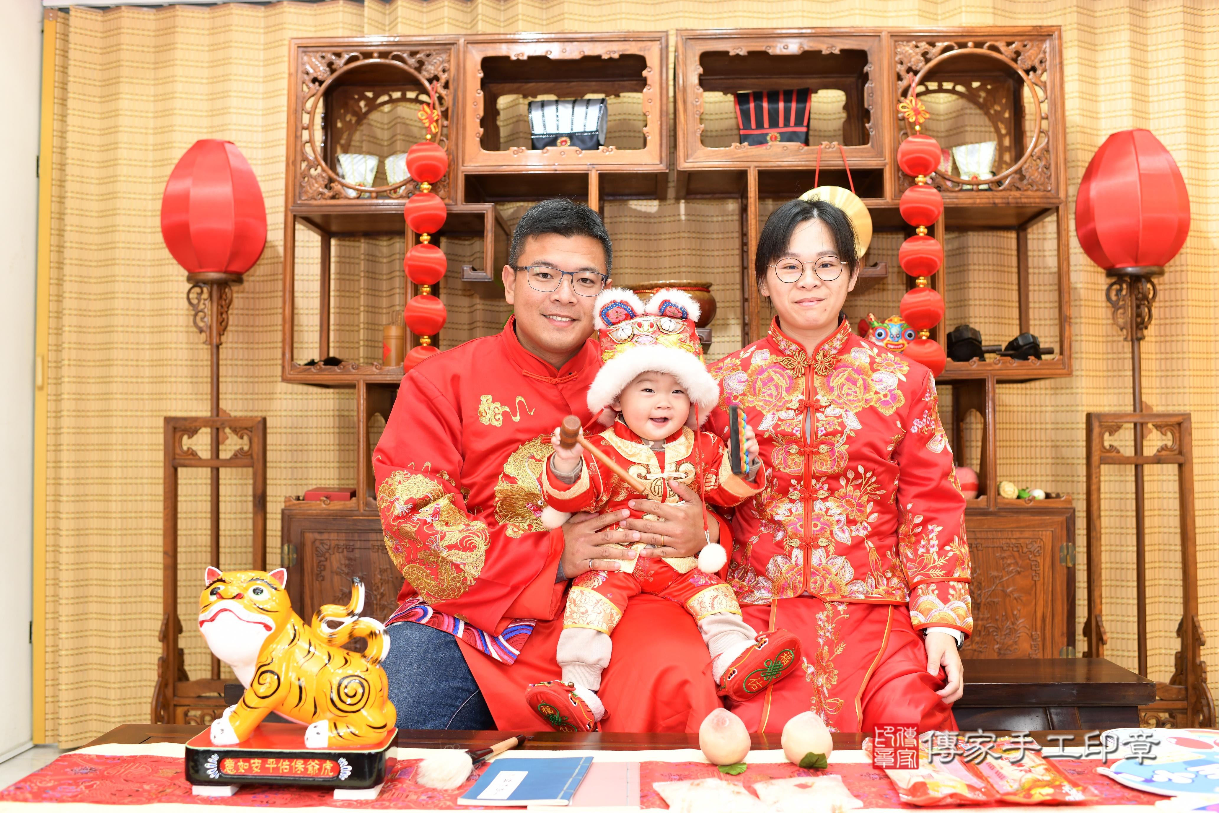 傳家手工印章台南店、抓周、度脺、中國風會場、傳家嬰兒古禮、吉祥話、抓周道具物品24種、拍照。抓周證書。寶寶抓周、滿周歲、生日快樂、祝福